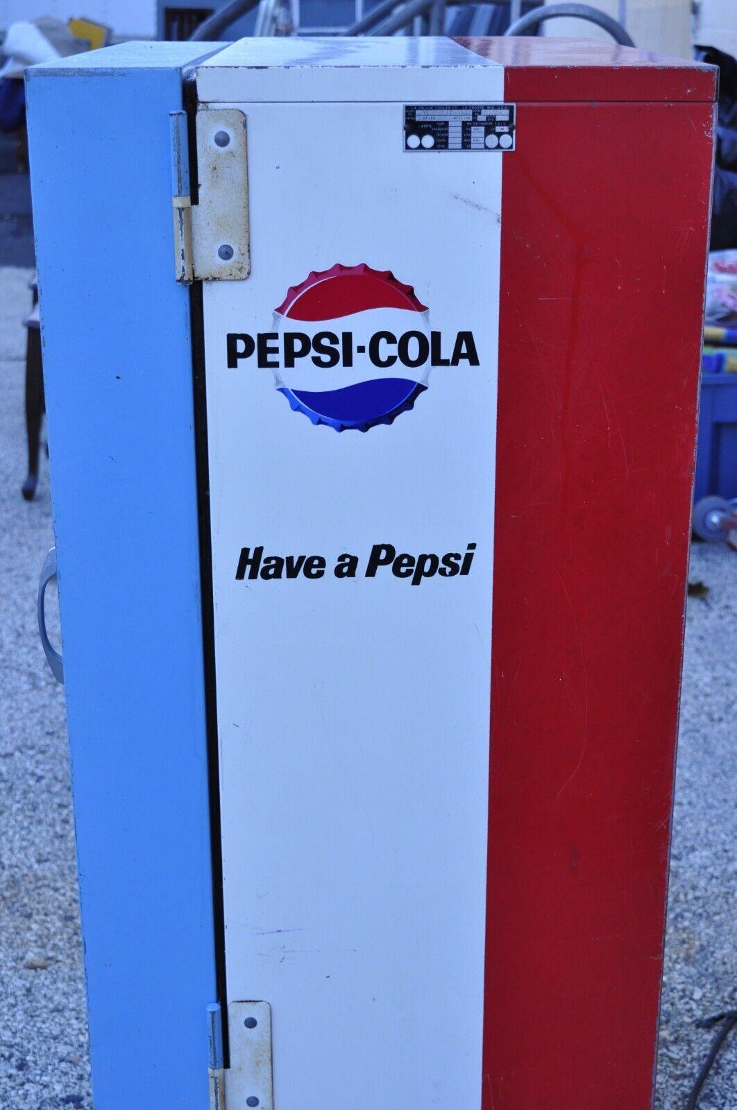 Vintage Pepsi Cola La Crosse 35 Cent Soda Vending Machine Model EC54 In Good Condition For Sale In Philadelphia, PA