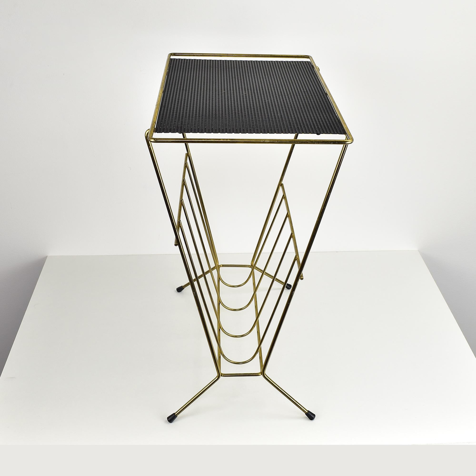 Mid-Century Modern Table d'appoint en métal perforé et laiton avec porte-magazines en vente