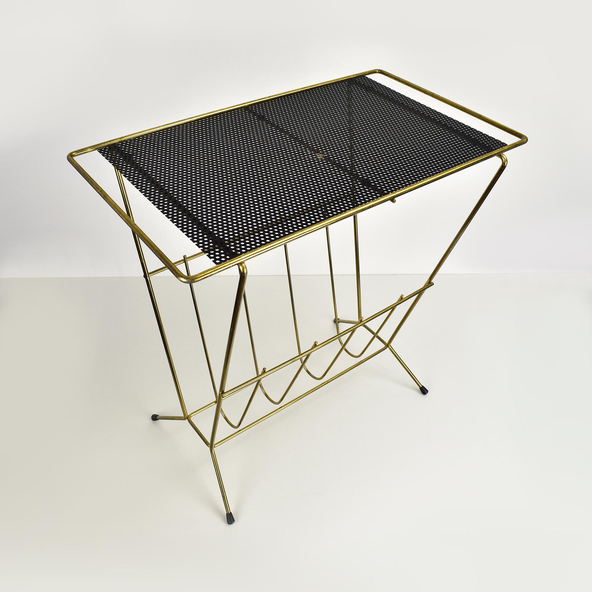 Allemand Table d'appoint en métal perforé et laiton avec porte-magazines en vente
