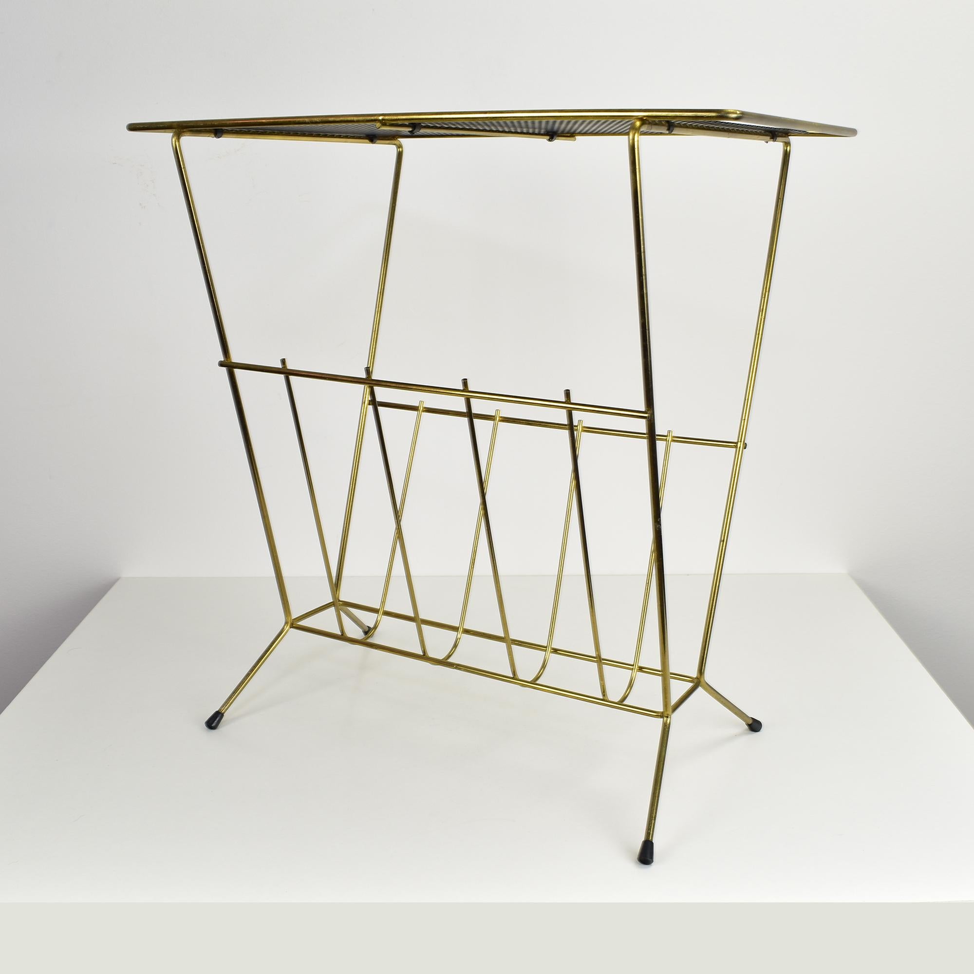 Table d'appoint en métal perforé et laiton avec porte-magazines Bon état - En vente à Bad Säckingen, DE