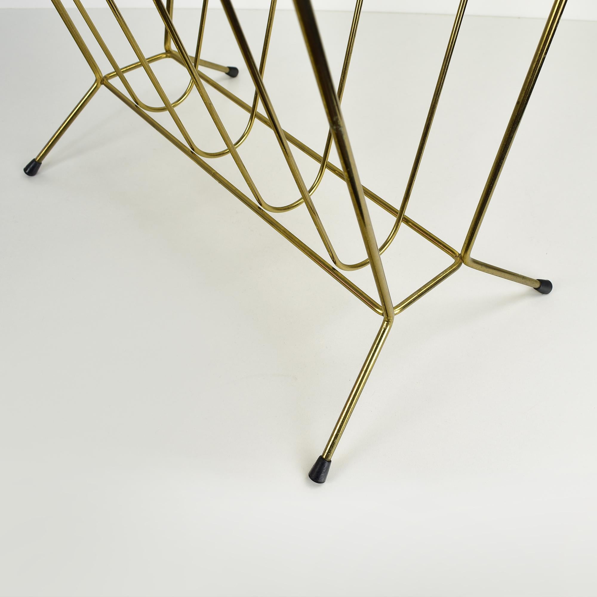 Milieu du XXe siècle Table d'appoint en métal perforé et laiton avec porte-magazines en vente