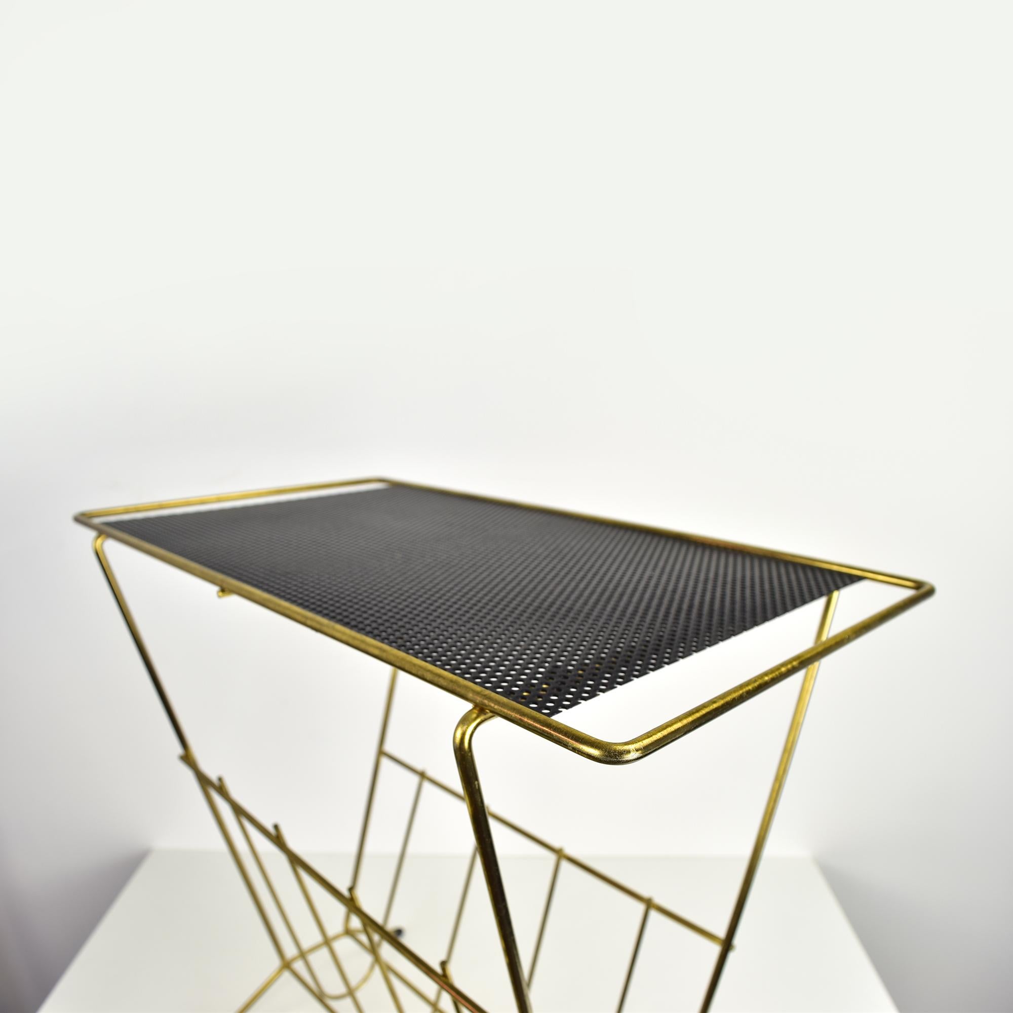 Métal Table d'appoint en métal perforé et laiton avec porte-magazines en vente