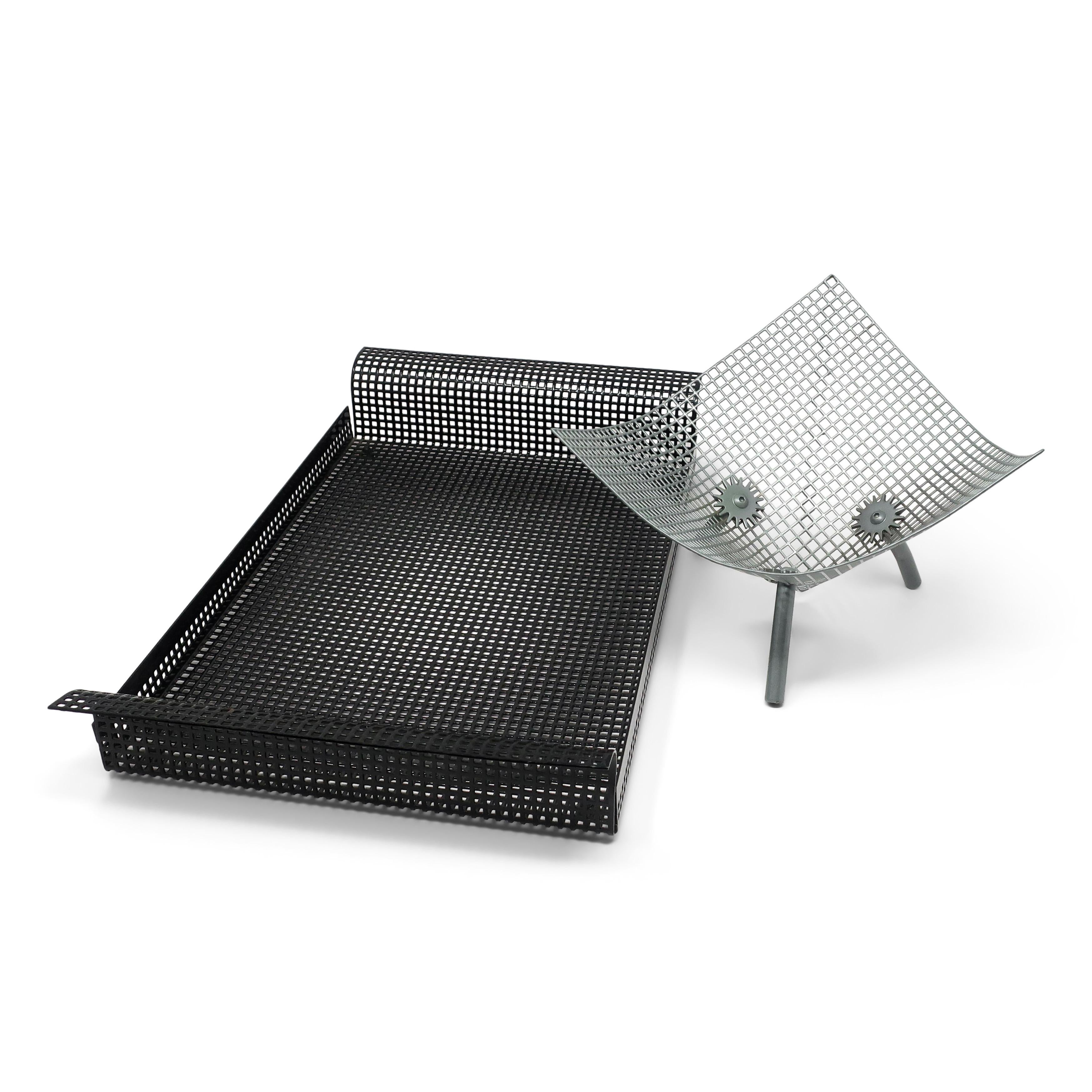 Eine große Reihe von perforierten Metall-Tablett und Schüssel von unbekanntem Alter.  Das schwarz emaillierte Tablett ähnelt im Design den perforierten Tabletts von Mathieu Mategot und den Arbeiten von Richard Galef für Ravenware, einschließlich der
