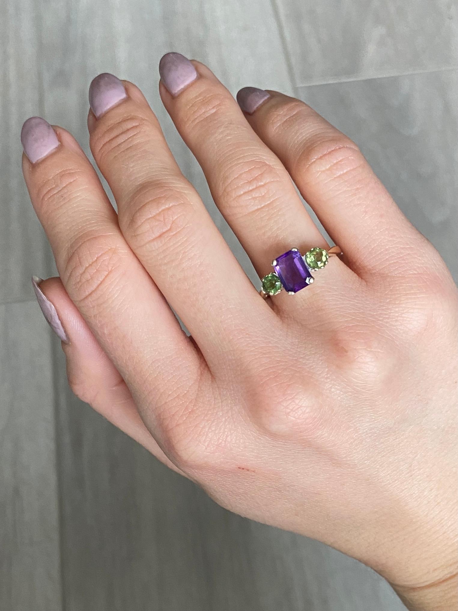 Vintage Peridot and Amethyst 9 Carat Gold Three Stone In Good Condition In Chipping Campden, GB