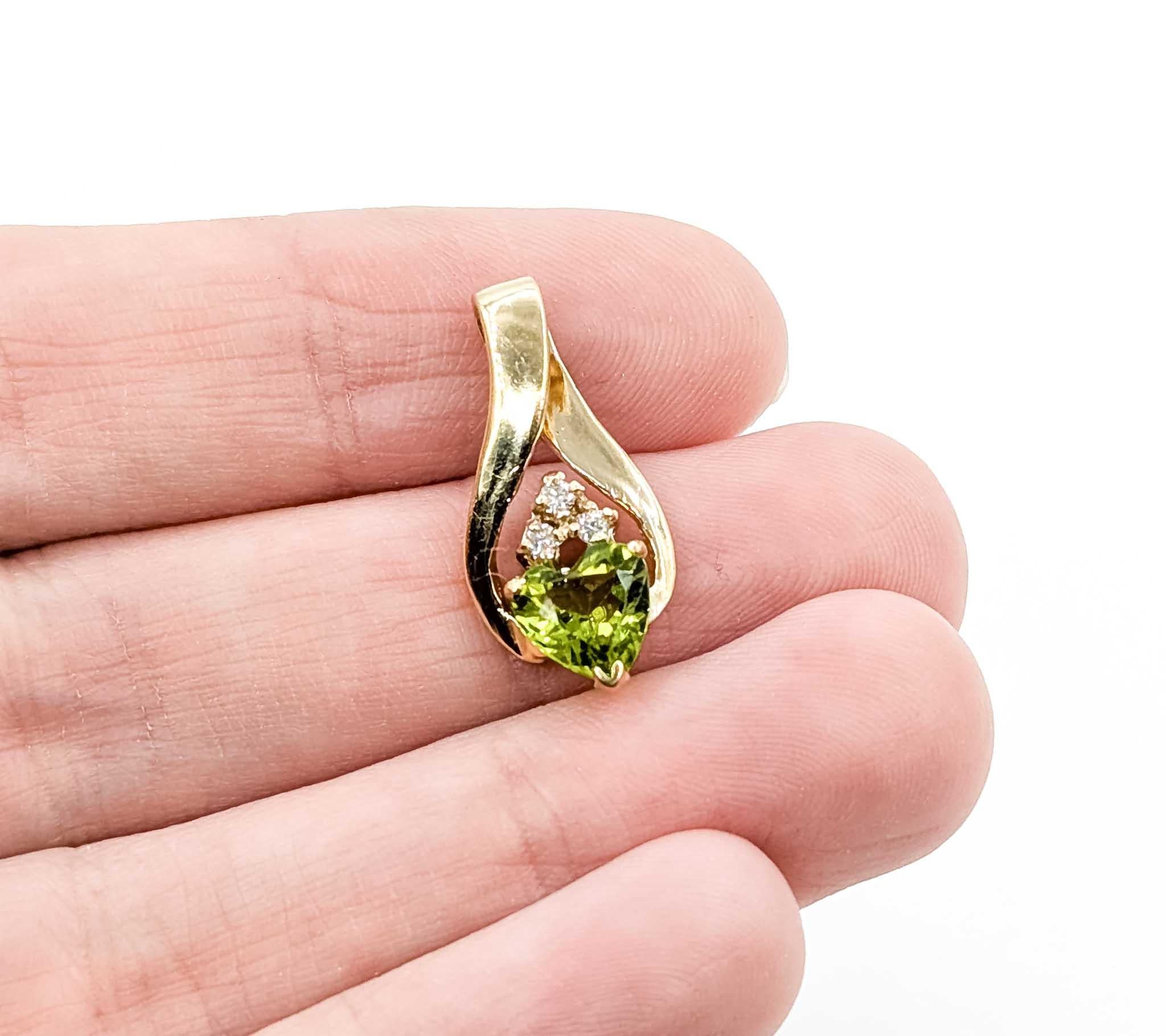 Colgante vintage de oro amarillo de 14k con peridoto y diamantes Corte de corazón en venta