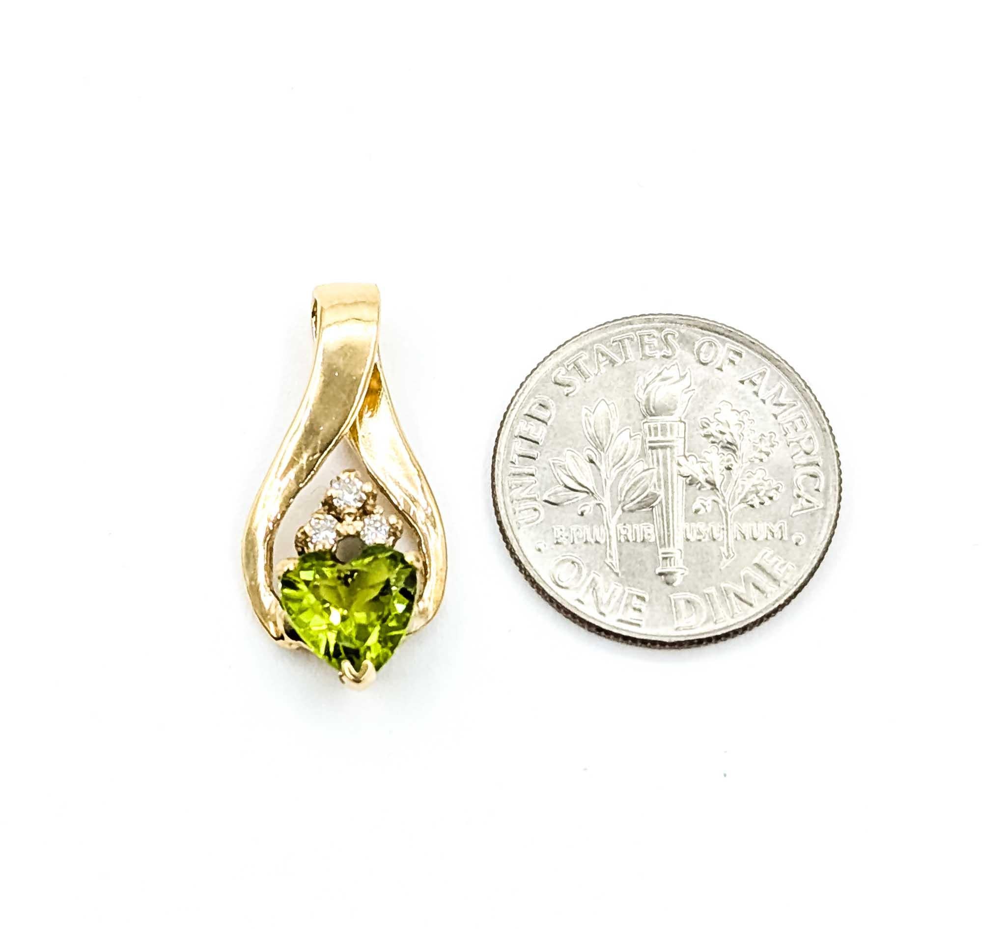 Colgante vintage de oro amarillo de 14k con peridoto y diamantes en venta 1