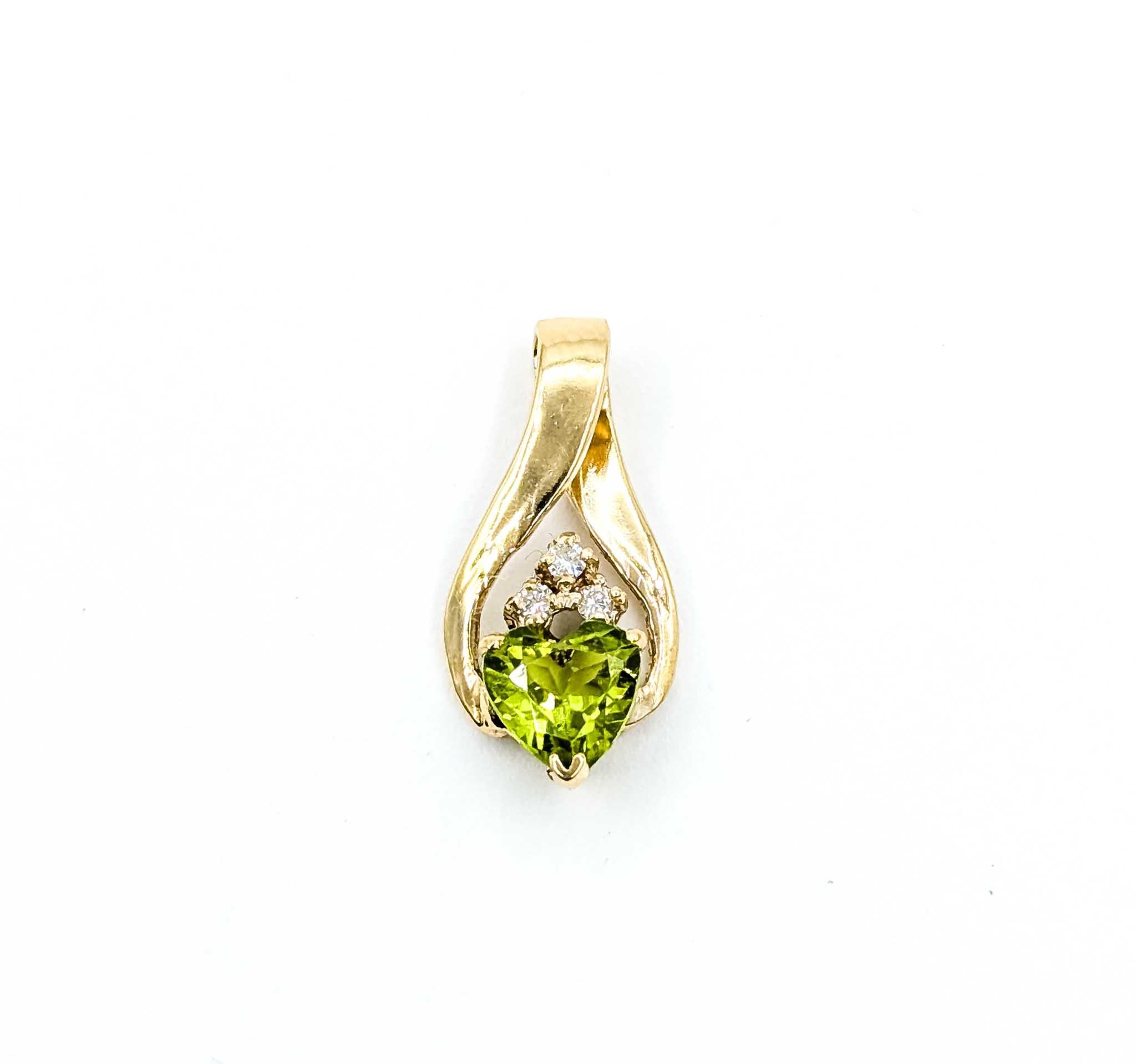 Colgante vintage de oro amarillo de 14k con peridoto y diamantes en venta 2