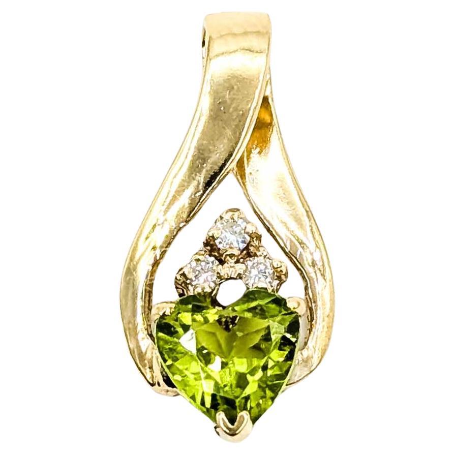 Colgante vintage de oro amarillo de 14k con peridoto y diamantes en venta