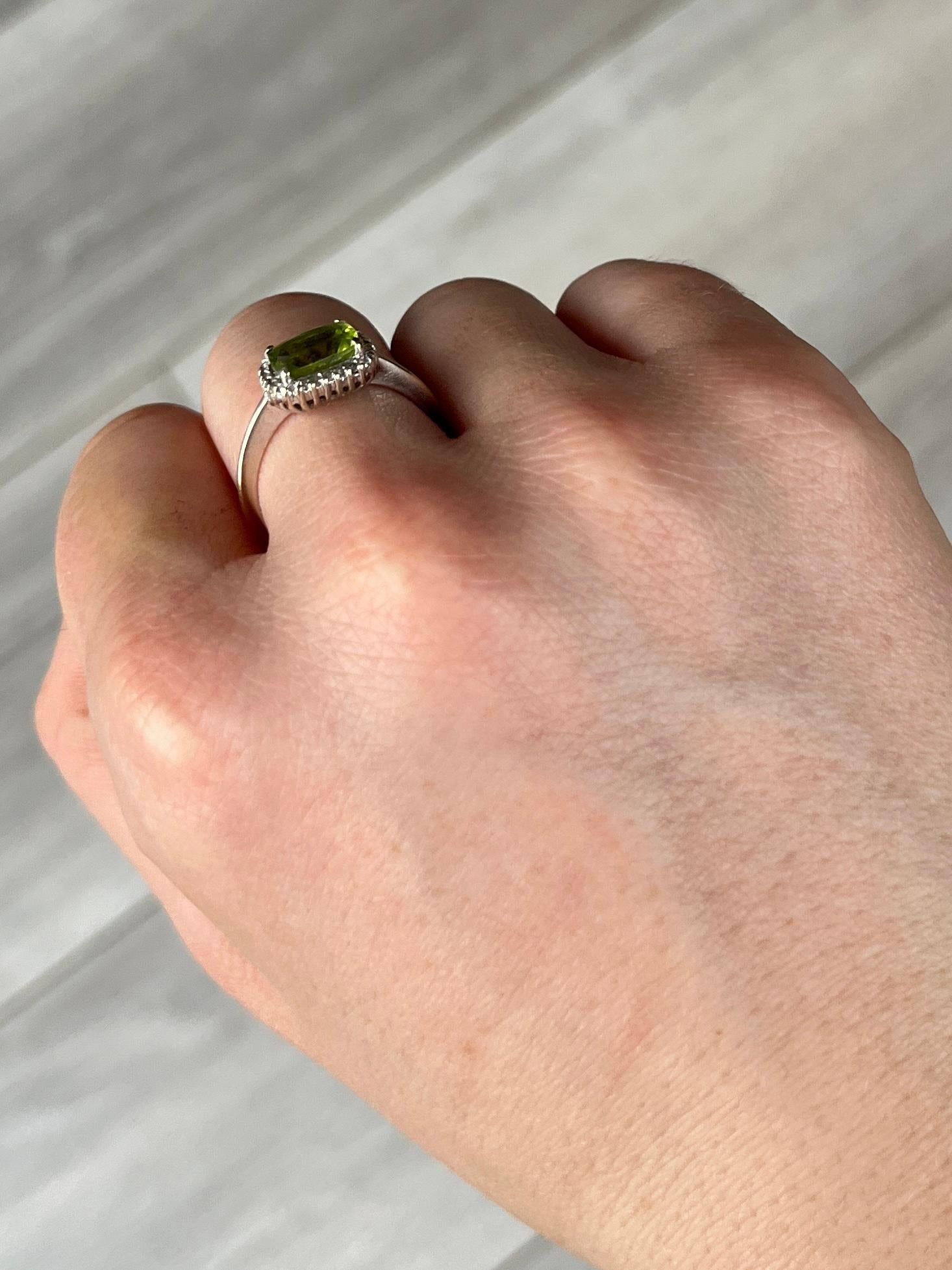 Dieser wunderschöne helle Peridotstein ist von einem Halo aus funkelnden Diamanten umgeben. Der Peridot misst 1ct und die Diamanten insgesamt 25pts. Der Ring ist aus 18 Karat Weißgold gefertigt. 

Ring Größe: N oder 6 3/4 
Cluster Abmessungen: