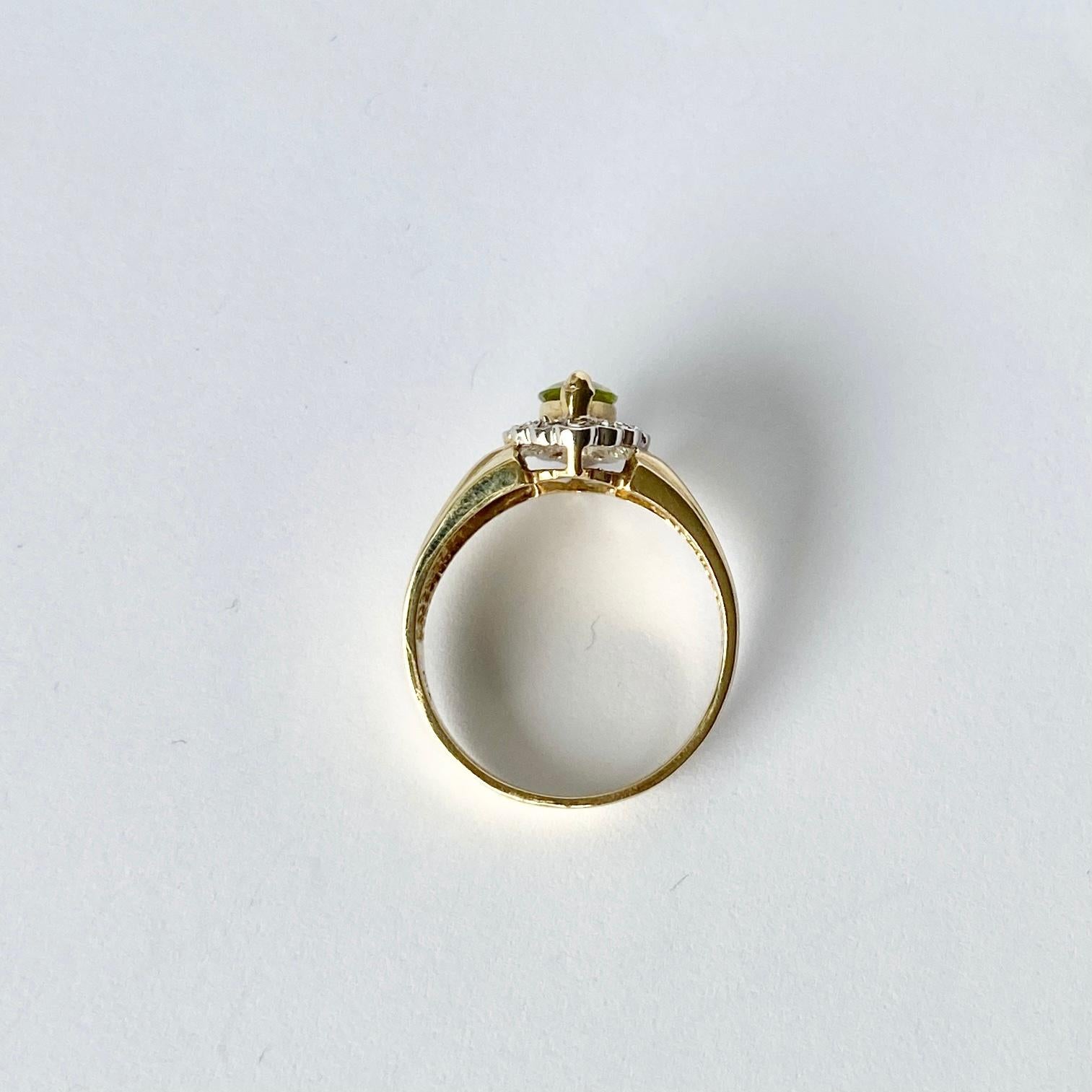 Taille ovale Bague vintage à trois pierres en or 9 carats avec péridot et diamants en vente