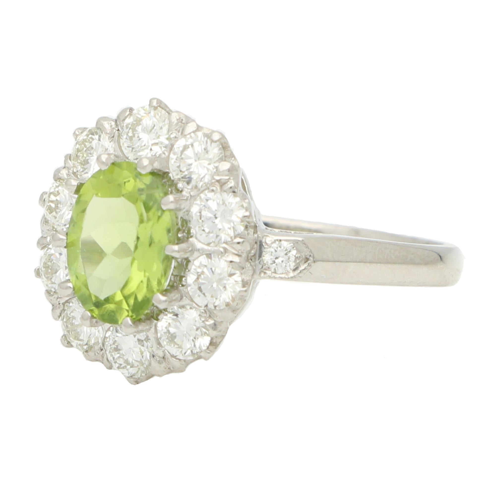 Vintage Peridot und Diamant Cluster Ring Set in Platin (Ovalschliff) im Angebot