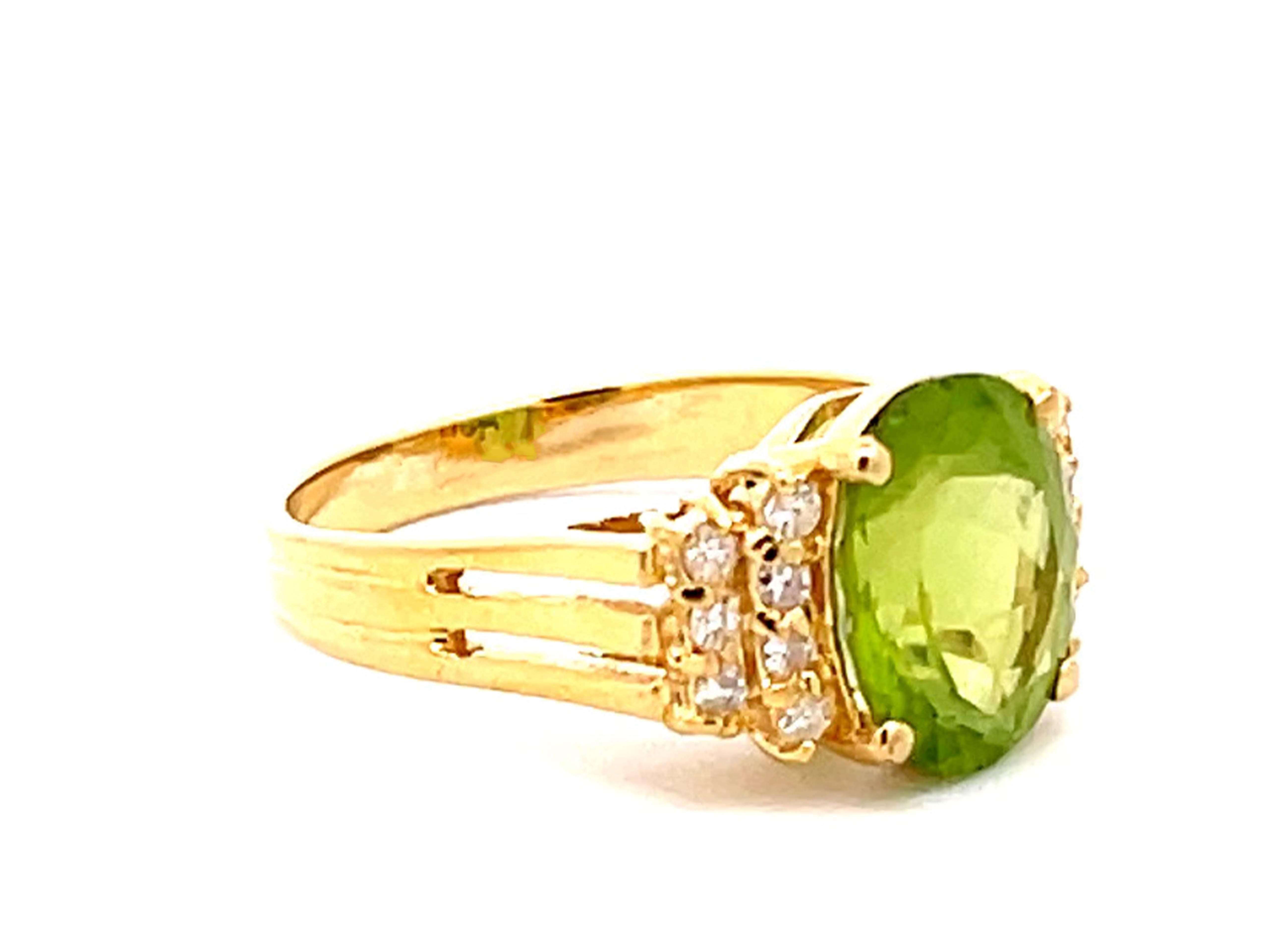 Modern Vintage Peridot and Diamond Ring in 18k Yellow Gold For Sale
