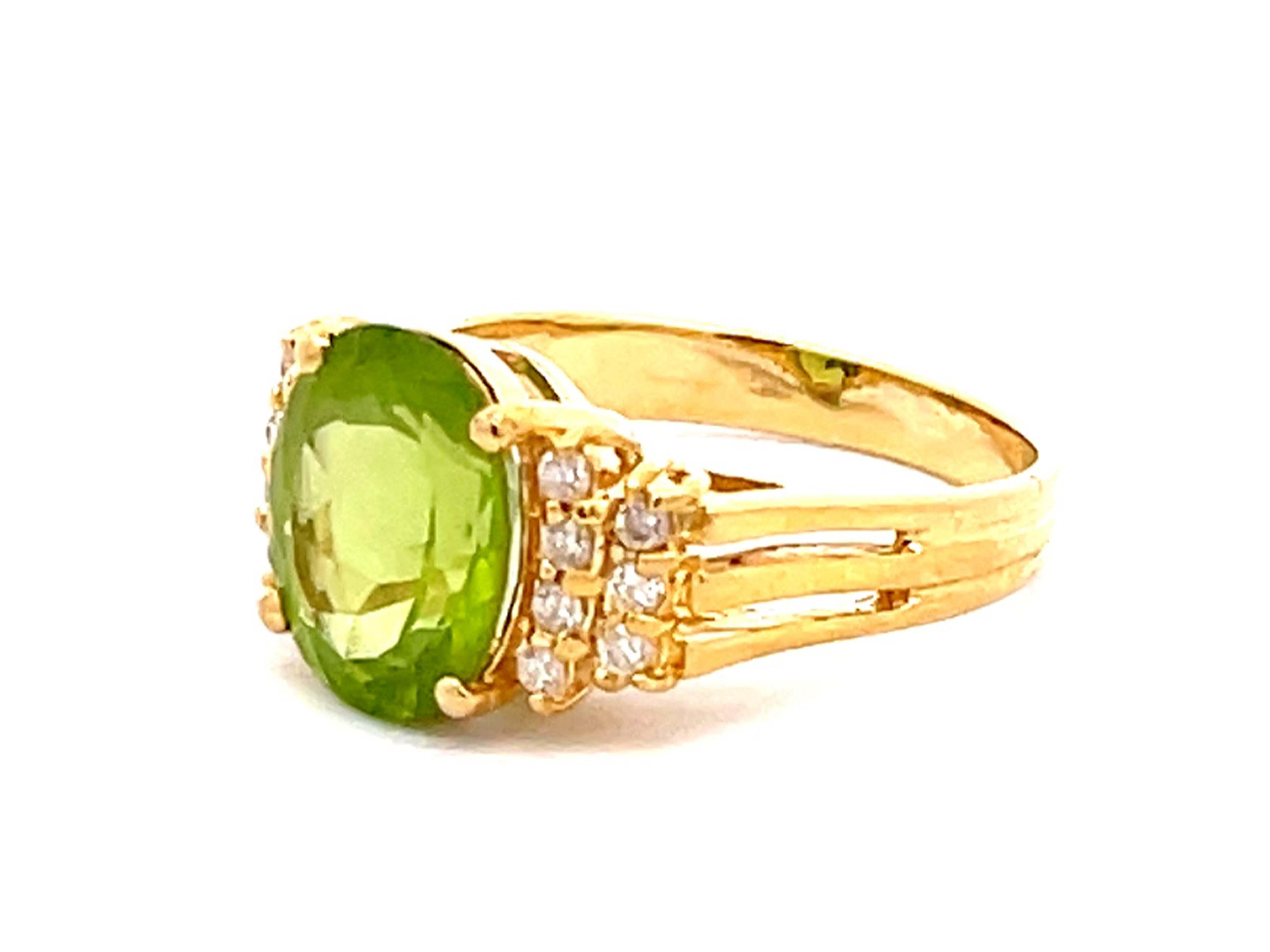 Vintage-Ring aus 18 Karat Gelbgold mit Peridot und Diamant (Ovalschliff) im Angebot