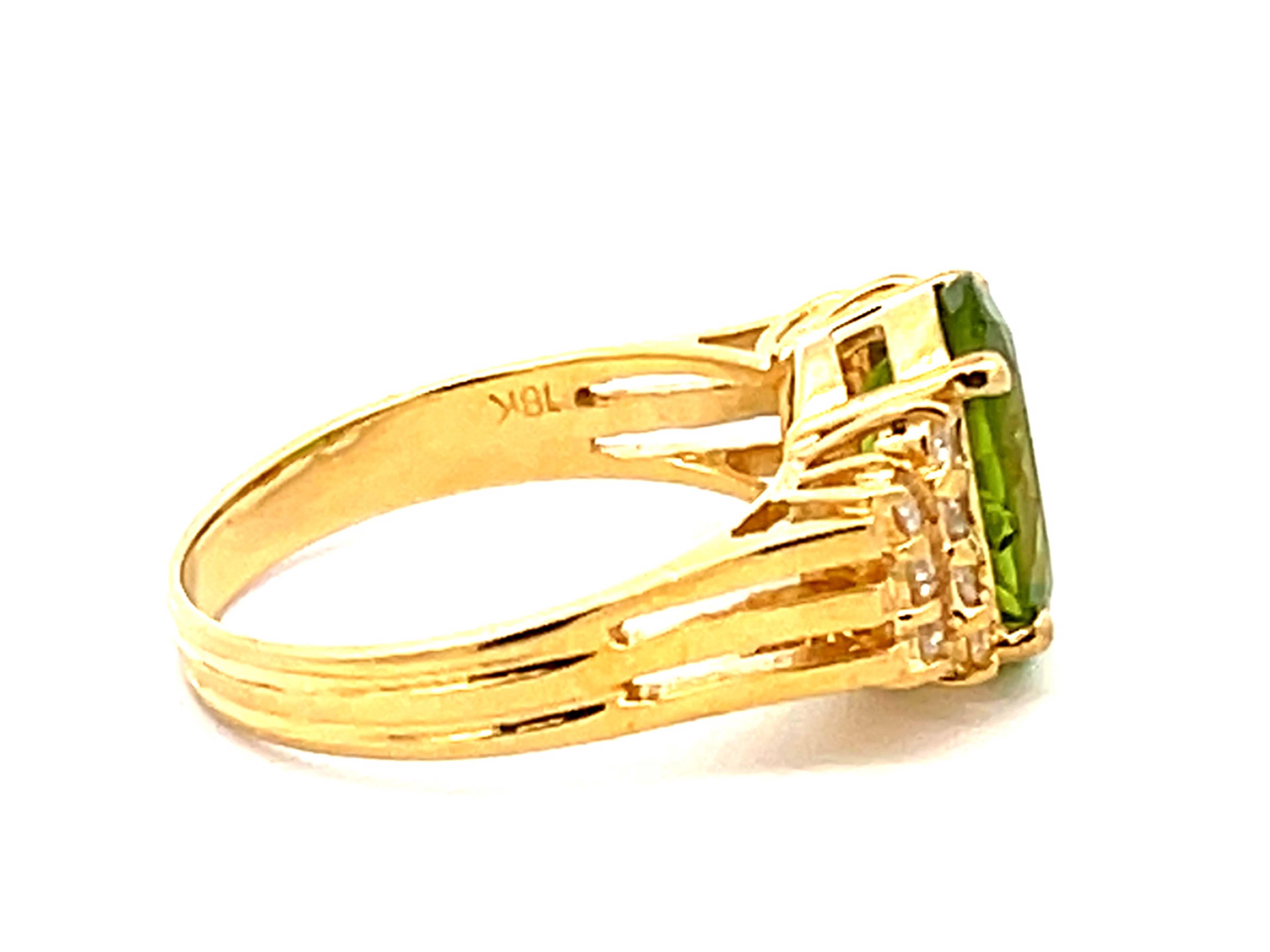 Vintage Peridot and Diamond Ring in 18k Yellow Gold In Excellent Condition For Sale In Honolulu, HI