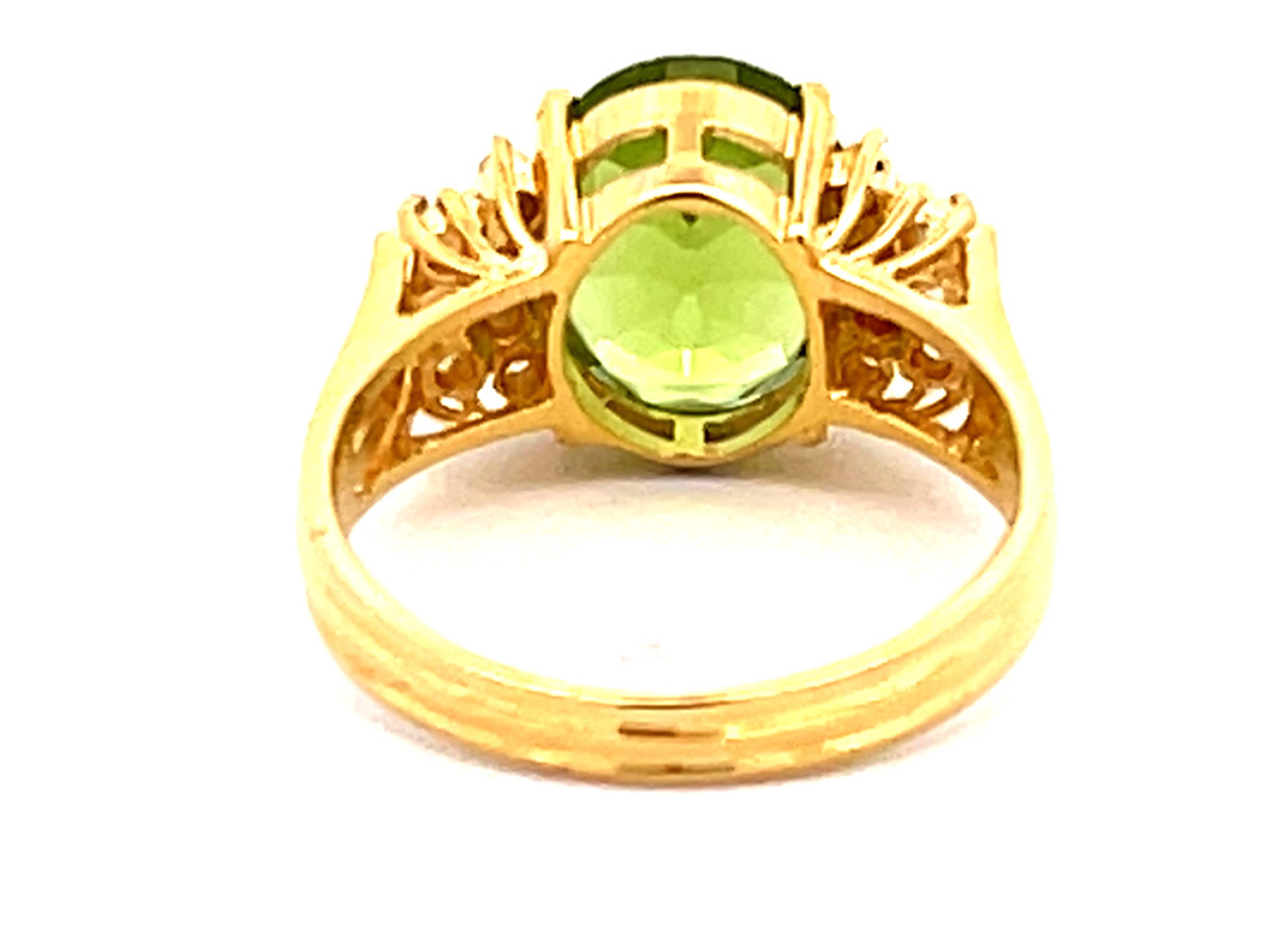 Vintage Peridot and Diamond Ring in 18k Yellow Gold For Sale 1