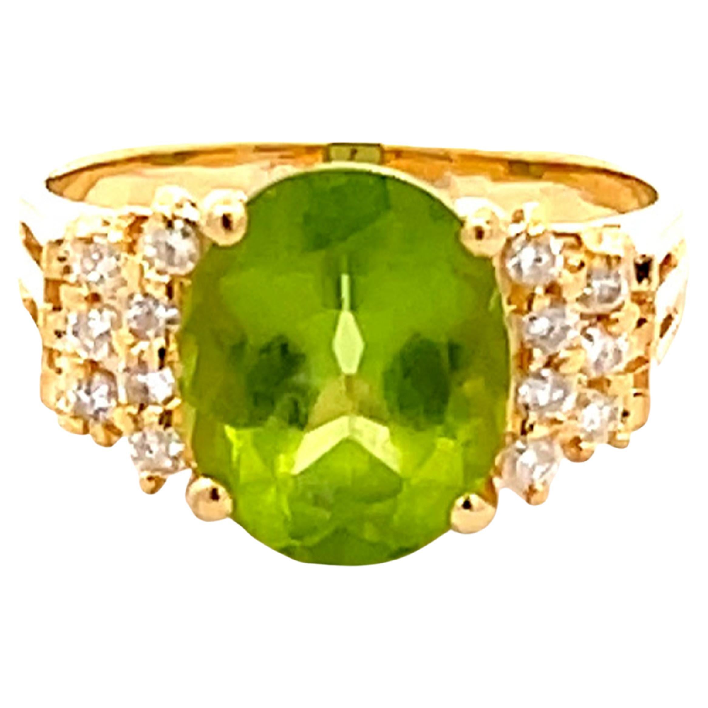 Vintage Peridot and Diamond Ring in 18k Yellow Gold For Sale