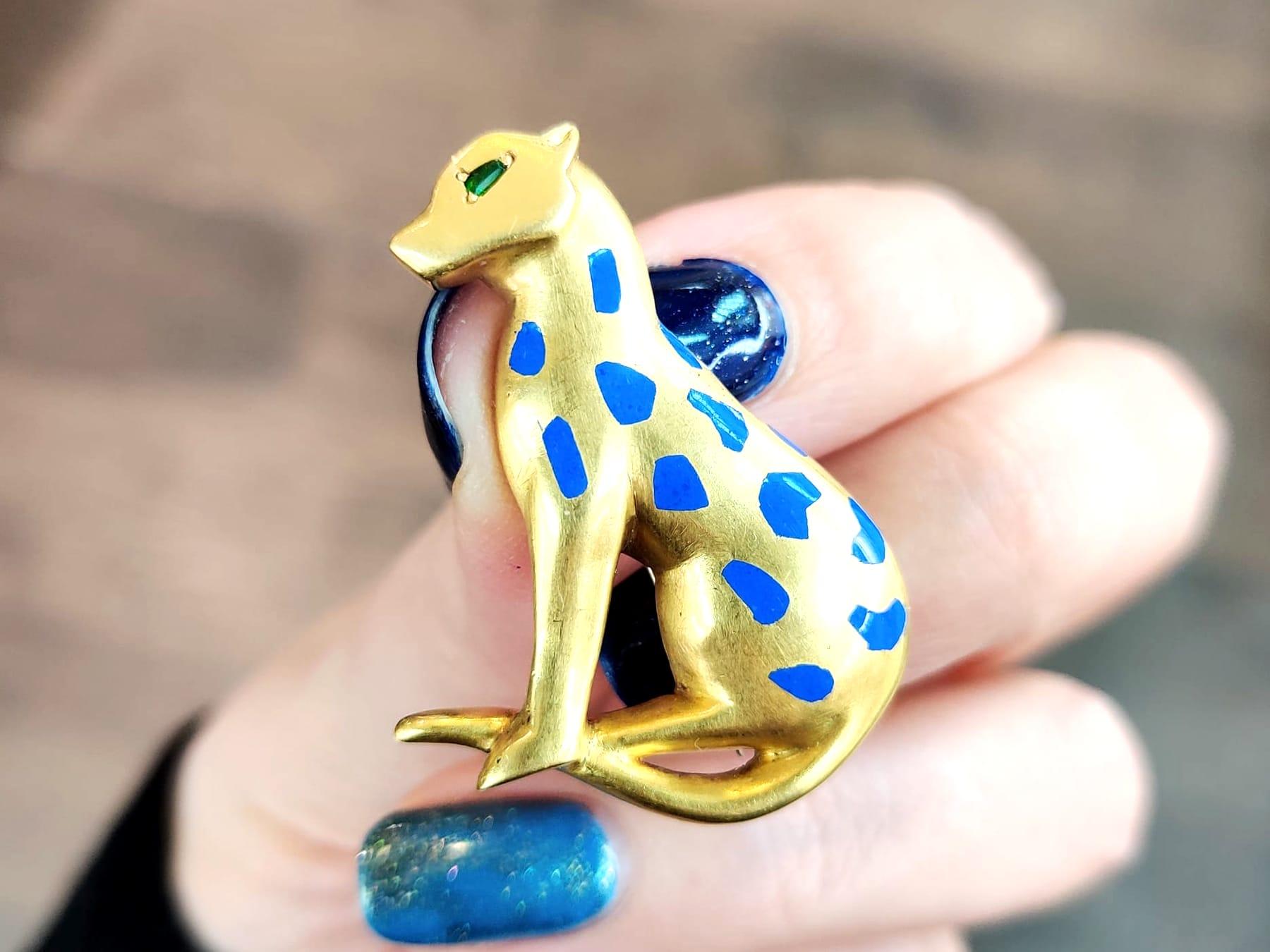 Mixed Cut Vintage Peridot and Enamel 18k Yellow Gold Cheetah Brooch, circa 1950 For Sale