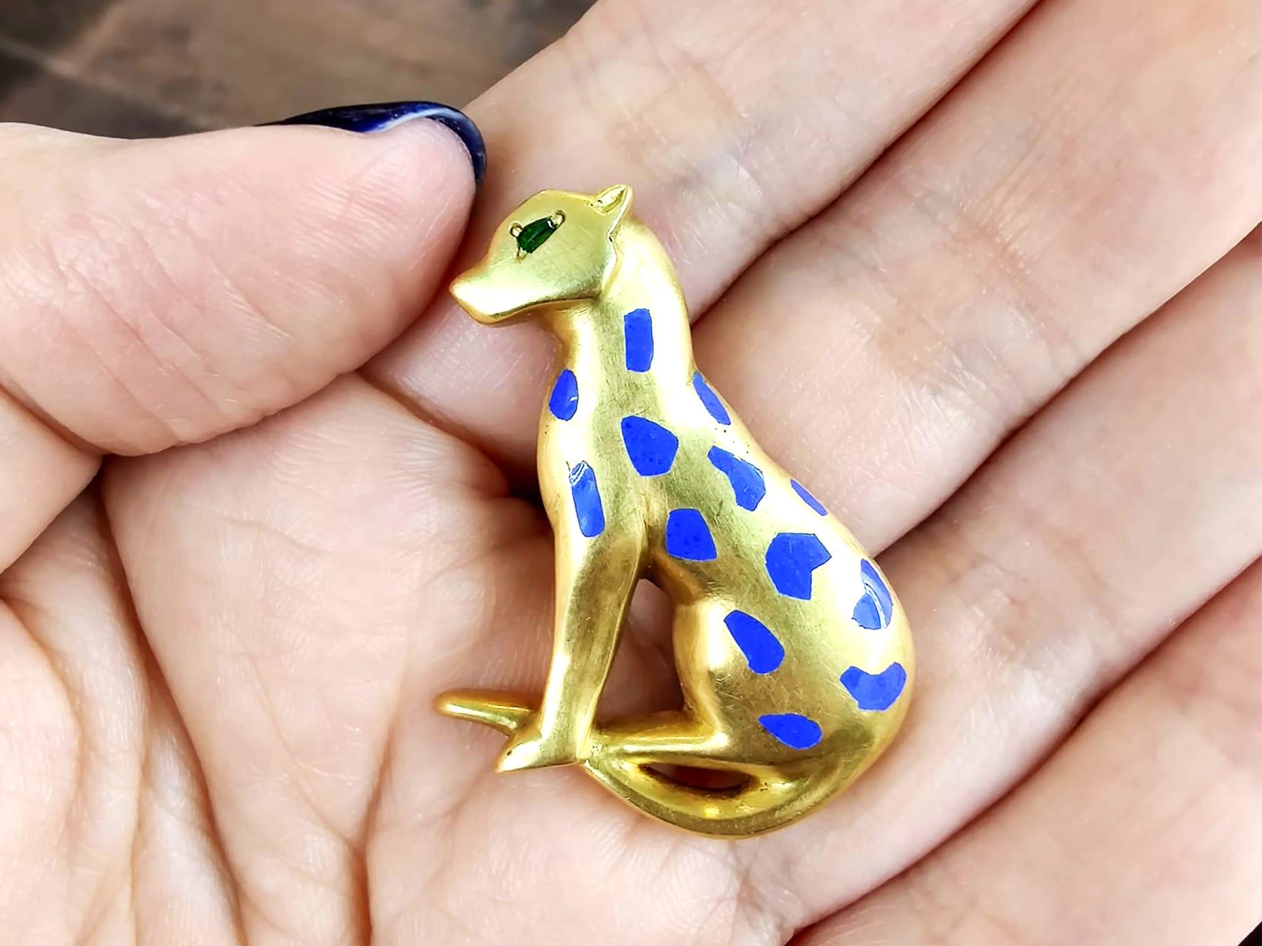 Vintage Peridot and Enamel 18k Yellow Gold Cheetah Brooch, circa 1950 In Excellent Condition For Sale In Jesmond, Newcastle Upon Tyne