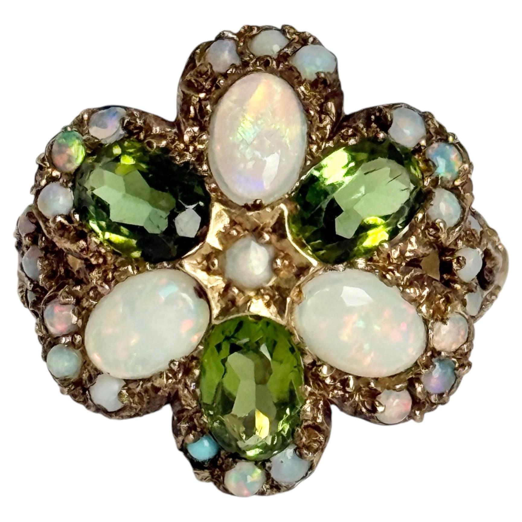 Anillo vintage en racimo de oro de 9 quilates con peridoto y ópalo en venta