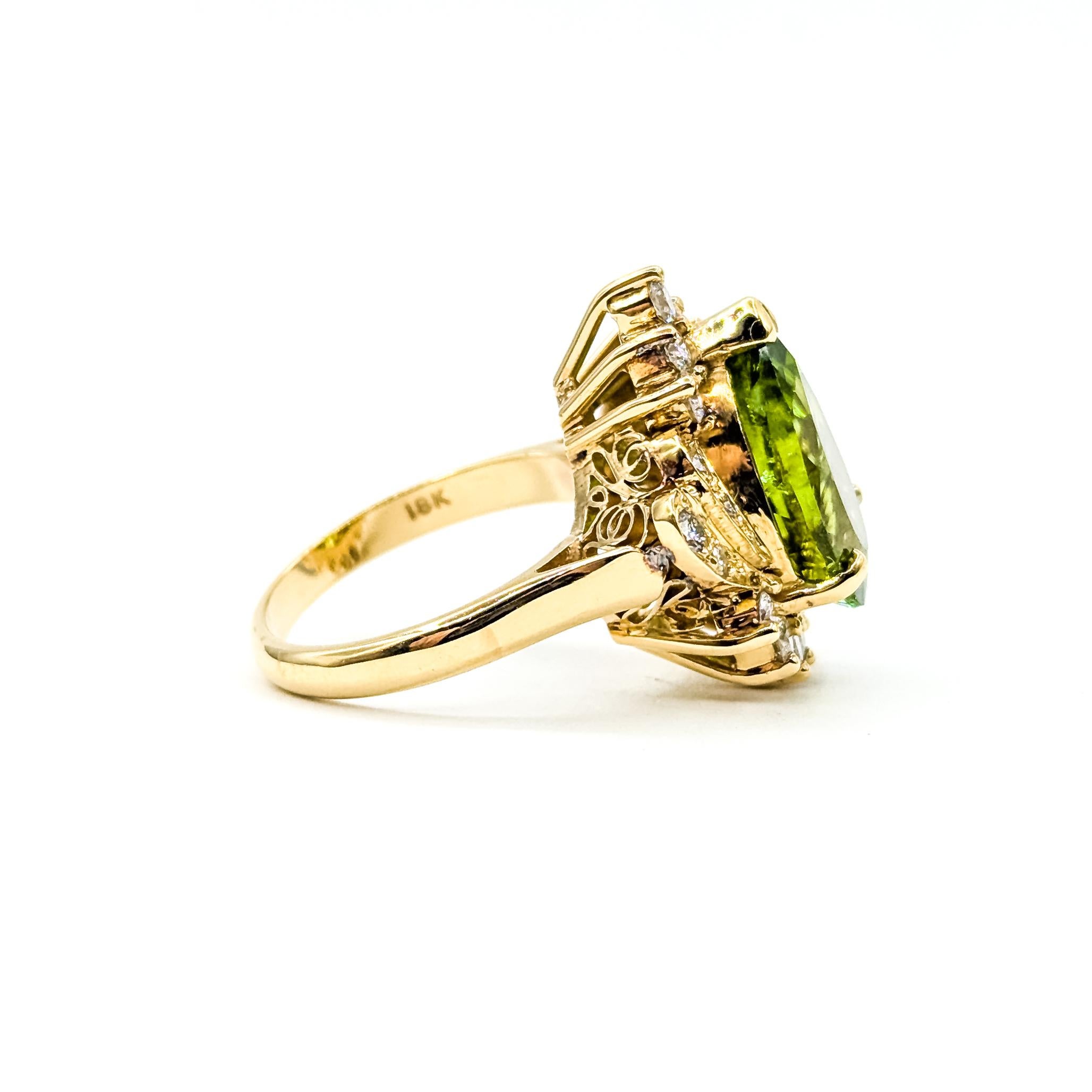 Anillo cóctel vintage de peridoto y diamantes en 18k

Este anillo está elaborado en oro amarillo de 18 quilates y presenta un peridoto engastado en un ornamentado diseño de cóctel. El vívido peridoto talla pera pesa 6,91 ct y está enmarcado por 0,76