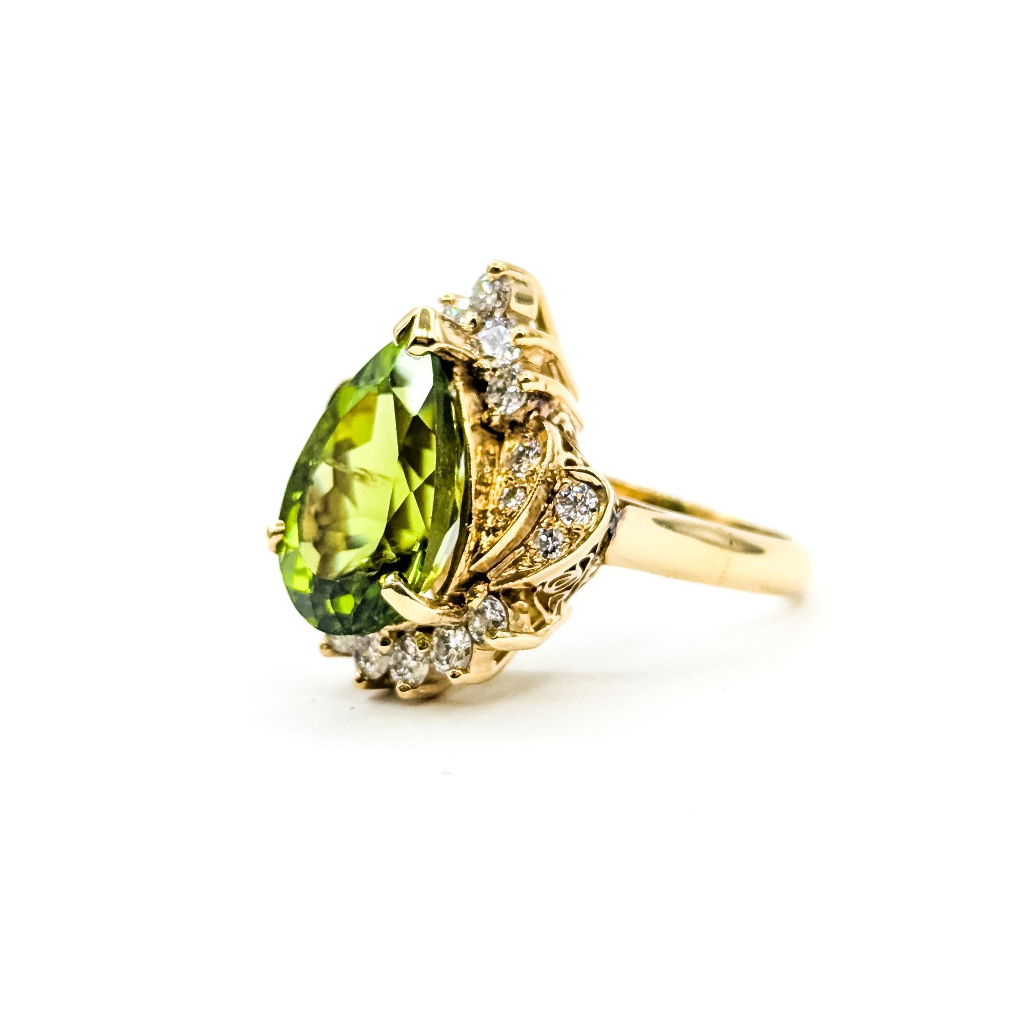 Anillo cóctel vintage de peridoto y diamantes en 18k Renacimiento en venta