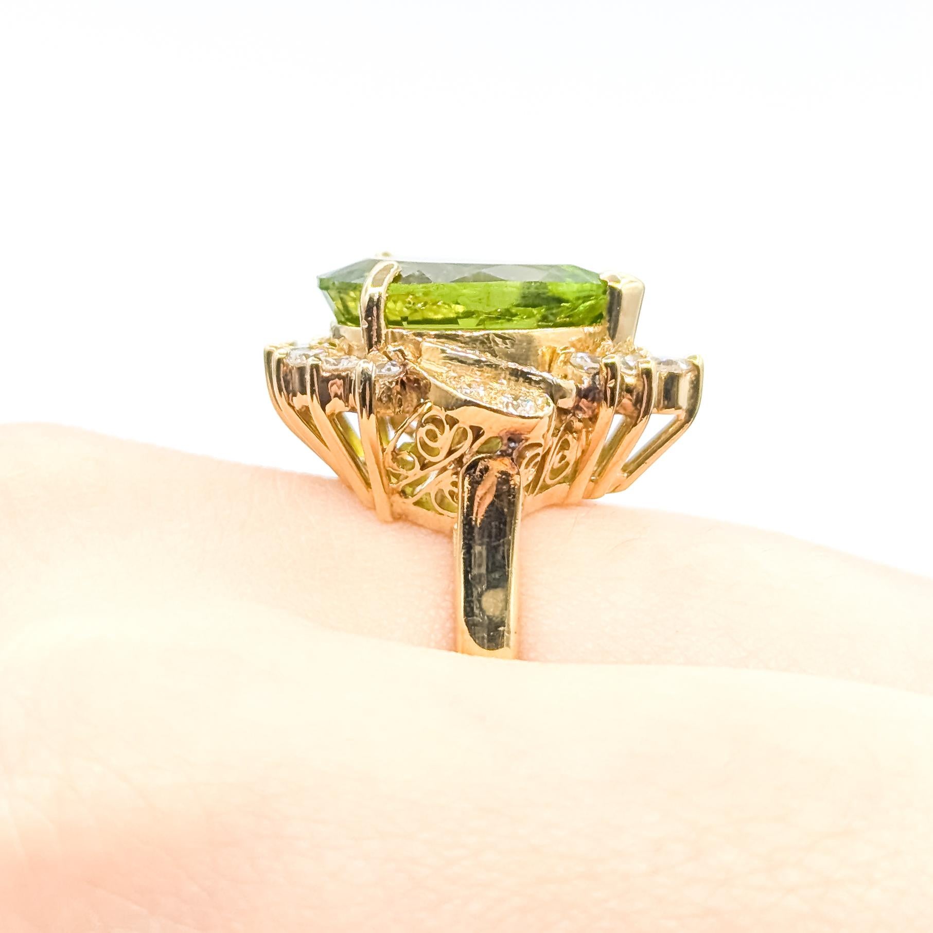 Anillo cóctel vintage de peridoto y diamantes en 18k Corte pera en venta
