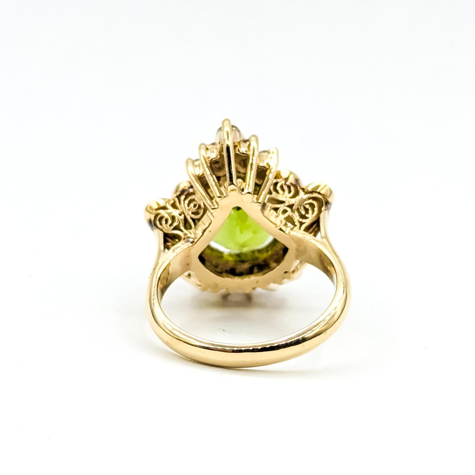 Anillo cóctel vintage de peridoto y diamantes en 18k en venta 2