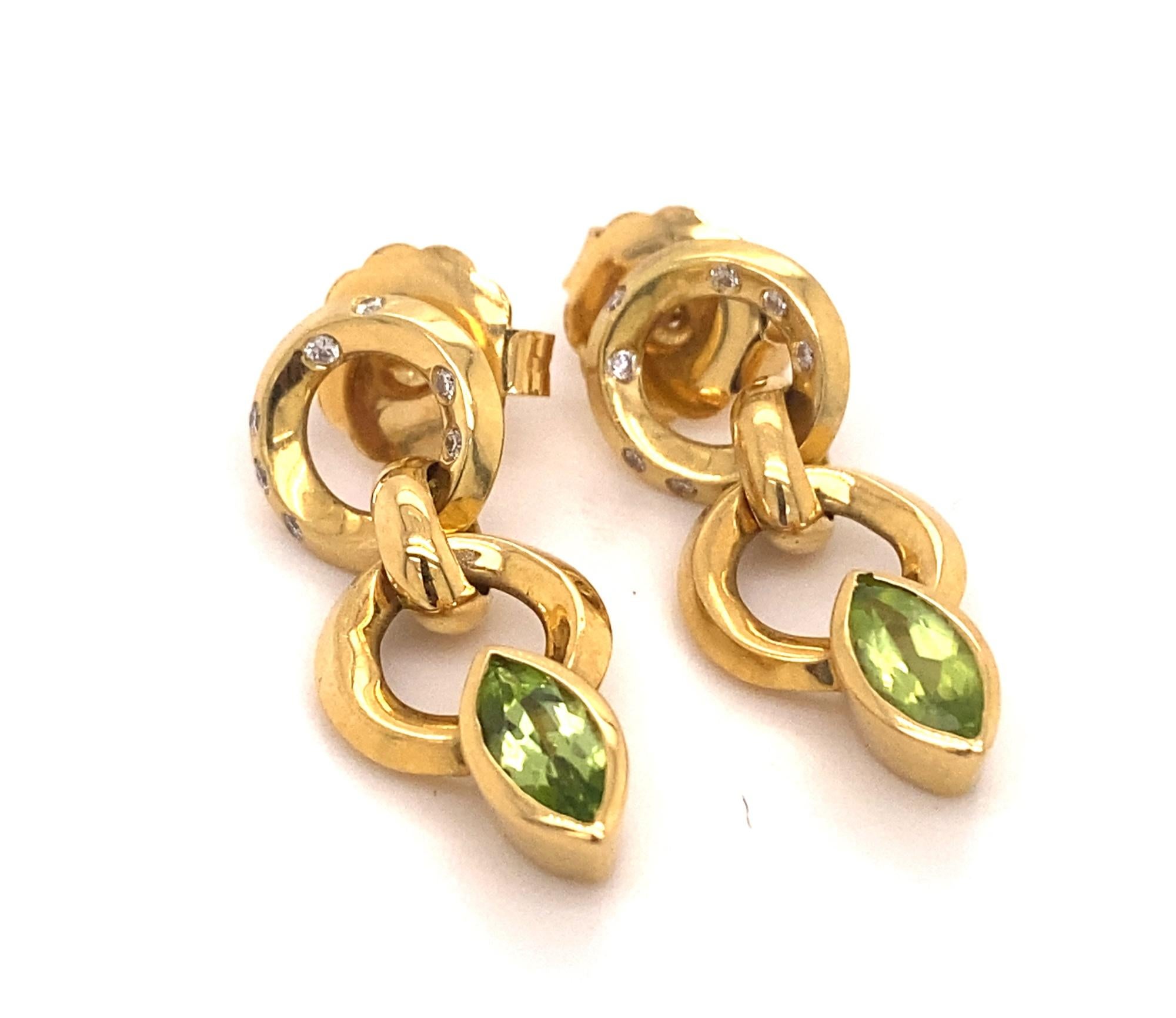 Dies ist ein schönes Paar Vintage-Ohrringe mit einer Schleife Design und Marquise Form Peridots.  Die Ohrringe sind markiert 18k mit Marken ALL.  Es gibt 16 runde Diamanten I Farbe VS-2 Klarheit Gesamtgewicht .16 Karat.  Die Ohrringe messen 29mm