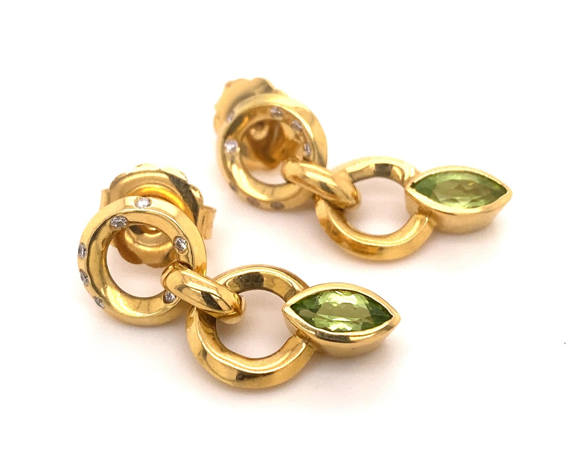 18 Karat Gold Ohrgehänge mit Peridot und Diamanten im Schleifendesign Damen im Angebot