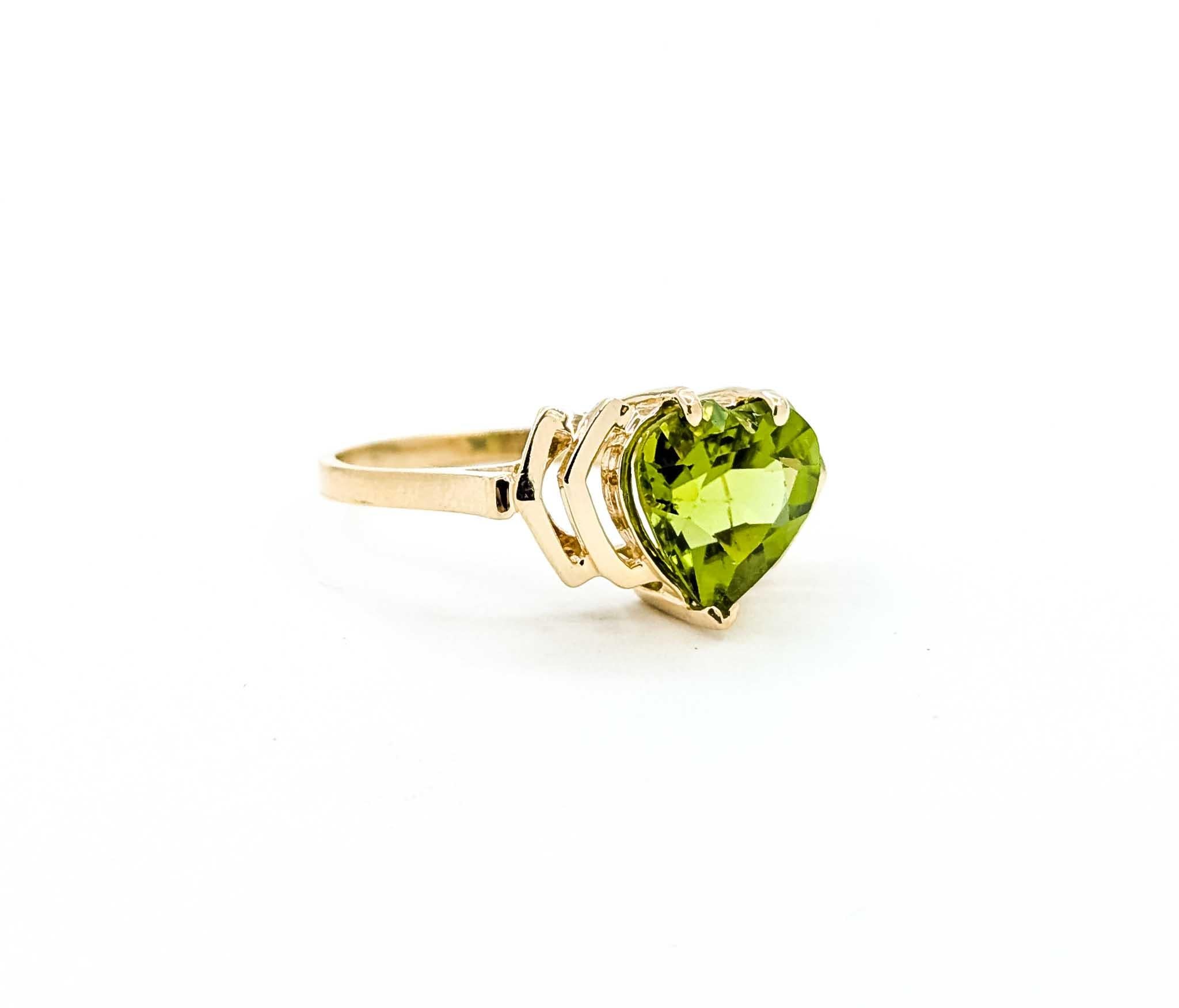 Te presentamos este exquisito anillo de Peridoto, elaborado en oro amarillo de 14k, que encarna el encanto de la elegancia vintage. El anillo incorpora una impresionante gema de Peridoto de 3,50 quilates, célebre por su vibrante tono verde. Su