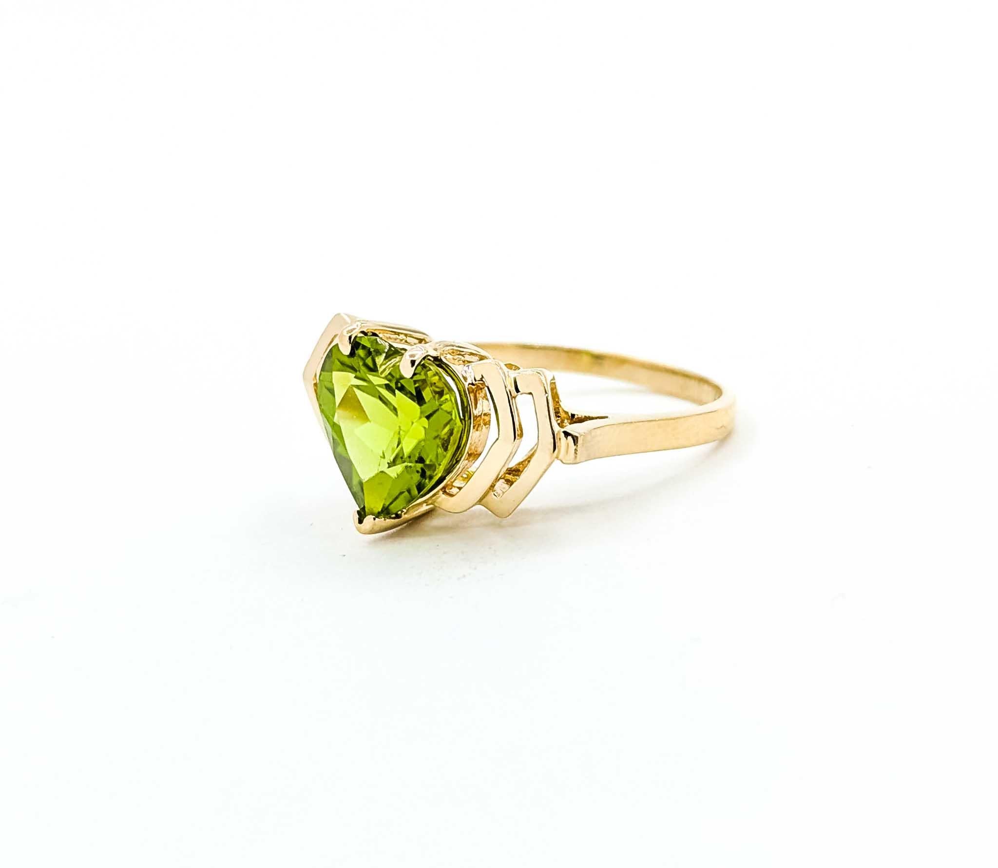 Anillo Elegancia Peridoto Vintage en Oro Amarillo de 14k Modernista en venta