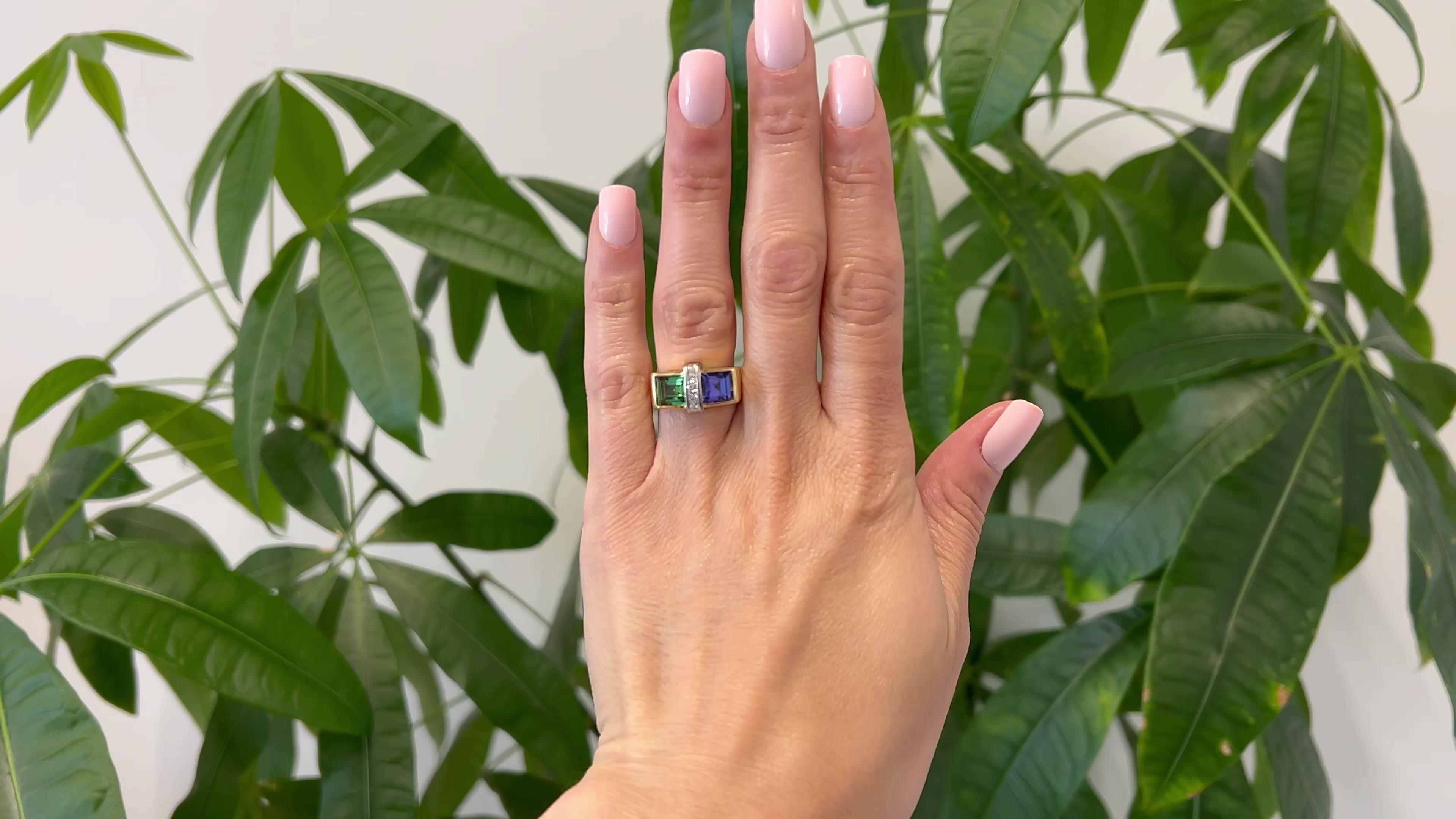 Ein Vintage Peridot, Tansanit und Diamant 18k Gelbgold Platin Ring. Mit einem quadratischen Peridot im Stufenschliff mit einem Gewicht von etwa 1,65 Karat und einem quadratischen Tansanit im Stufenschliff mit einem Gewicht von etwa 1,90 Karat.