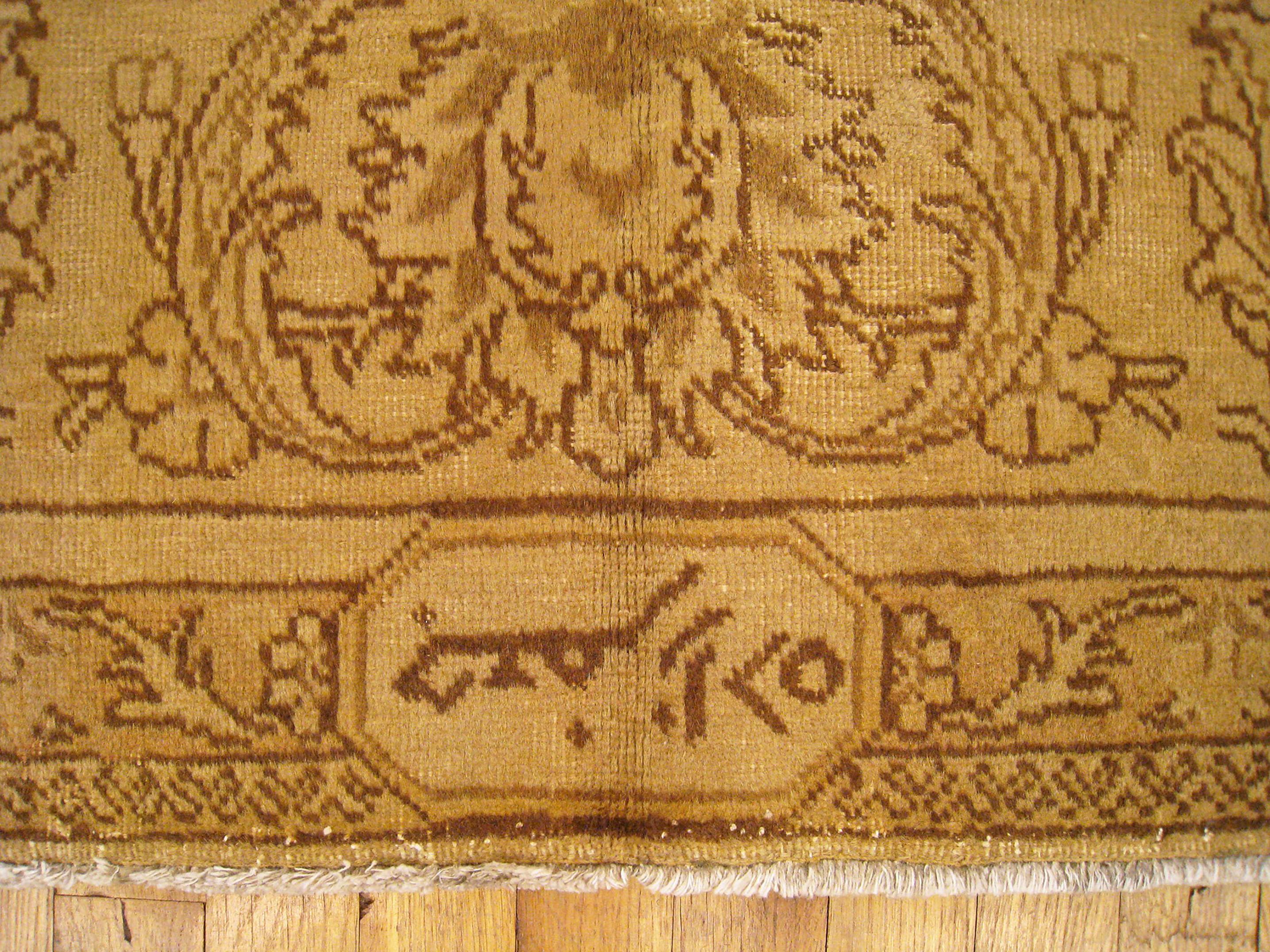 Milieu du XXe siècle Vieille table décorative orientale persane Tabriz de taille normale en vente
