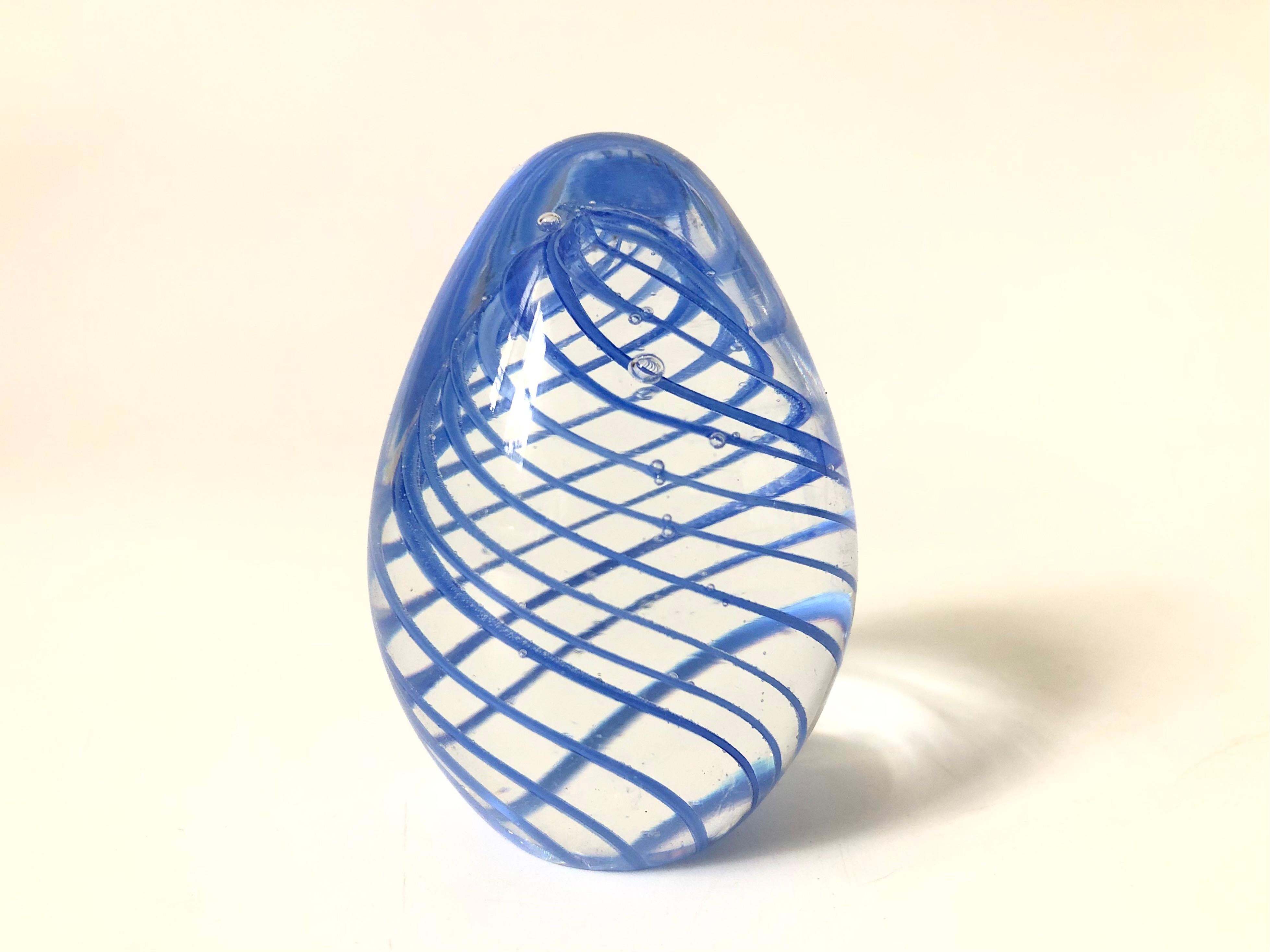 Vintage Periwinkle Swirl Art Glass Egg Paperweight In Good Condition In Vallejo, CA