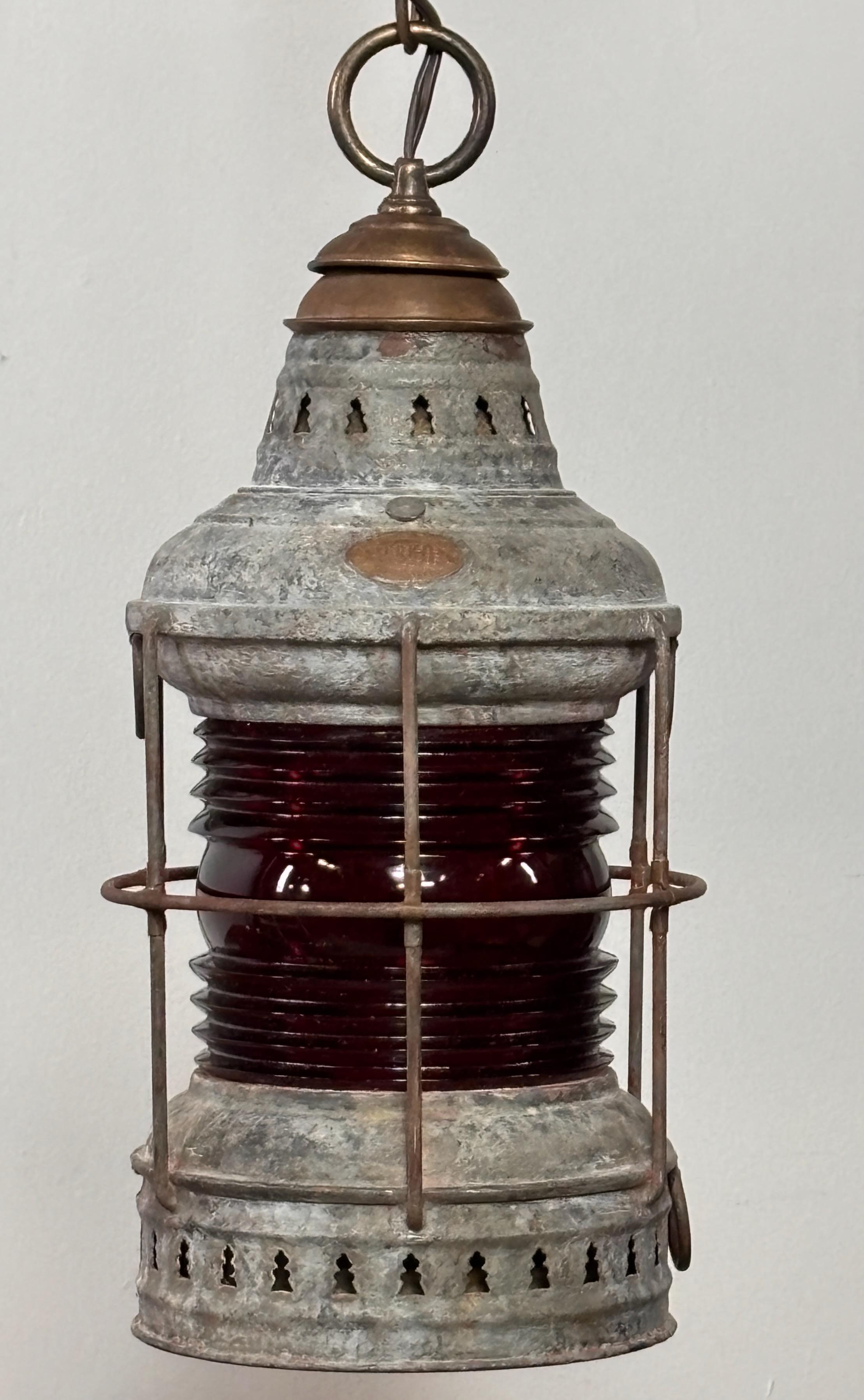 Lanterna navale vintage di Perko in acciaio zincato e ottone con vetro rosso.
Conserva l'etichetta originale del produttore: 
