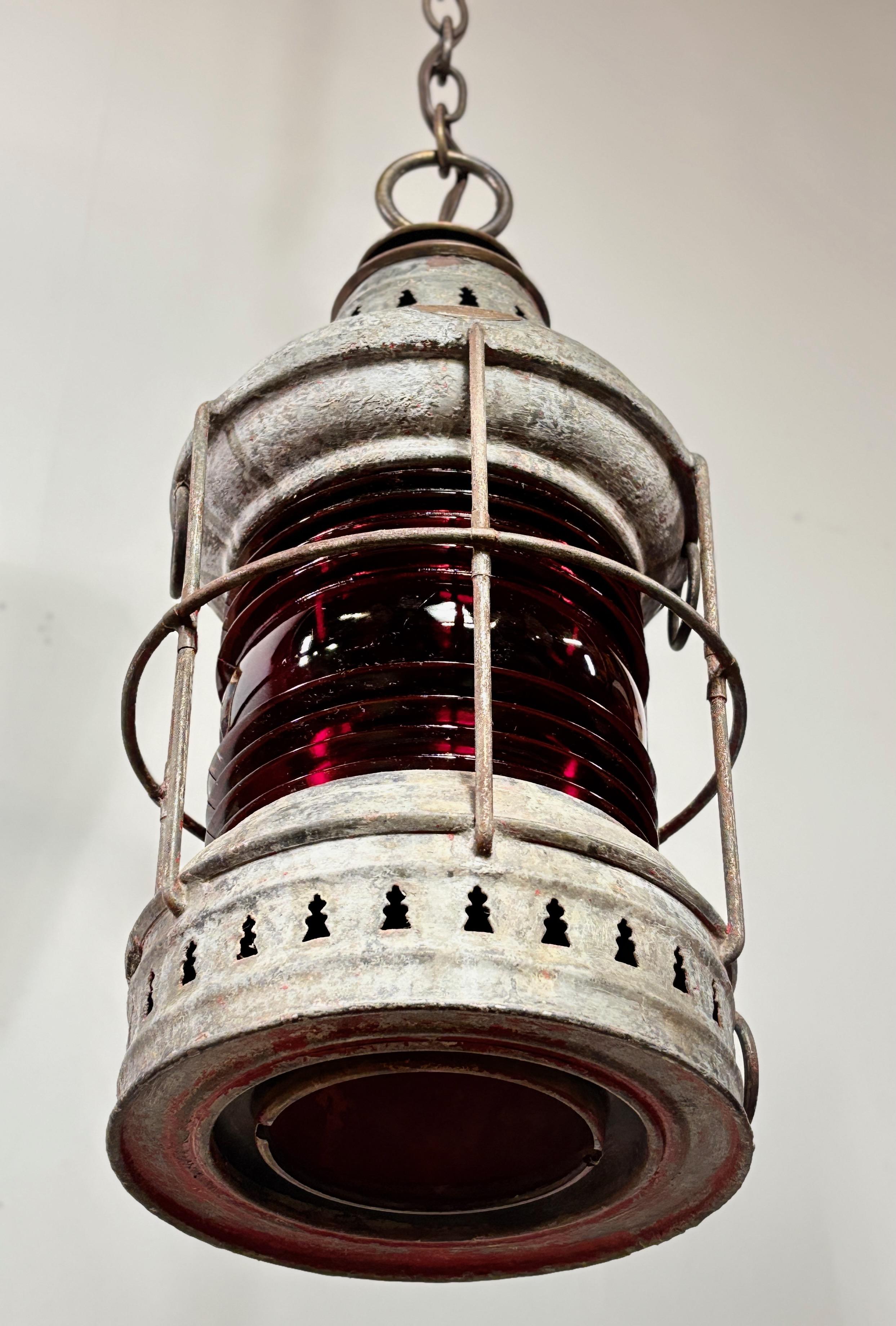 Lanterna nautica d'epoca Perko in acciaio zincato con vetro rosso In condizioni buone in vendita a San Francisco, CA