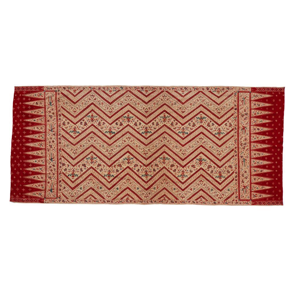 Vintage Pernakan Kain Panjang Batik Tulis, Cirebon, Java 1950.
Eine feine handgezeichnete Wachsresist-Malerei auf Baumwolle eines traditionellen Pernakan-Zickzack-Musters der Nordküste Javas mit Details aus Flora und Fauna, vorwiegend in Krapprot