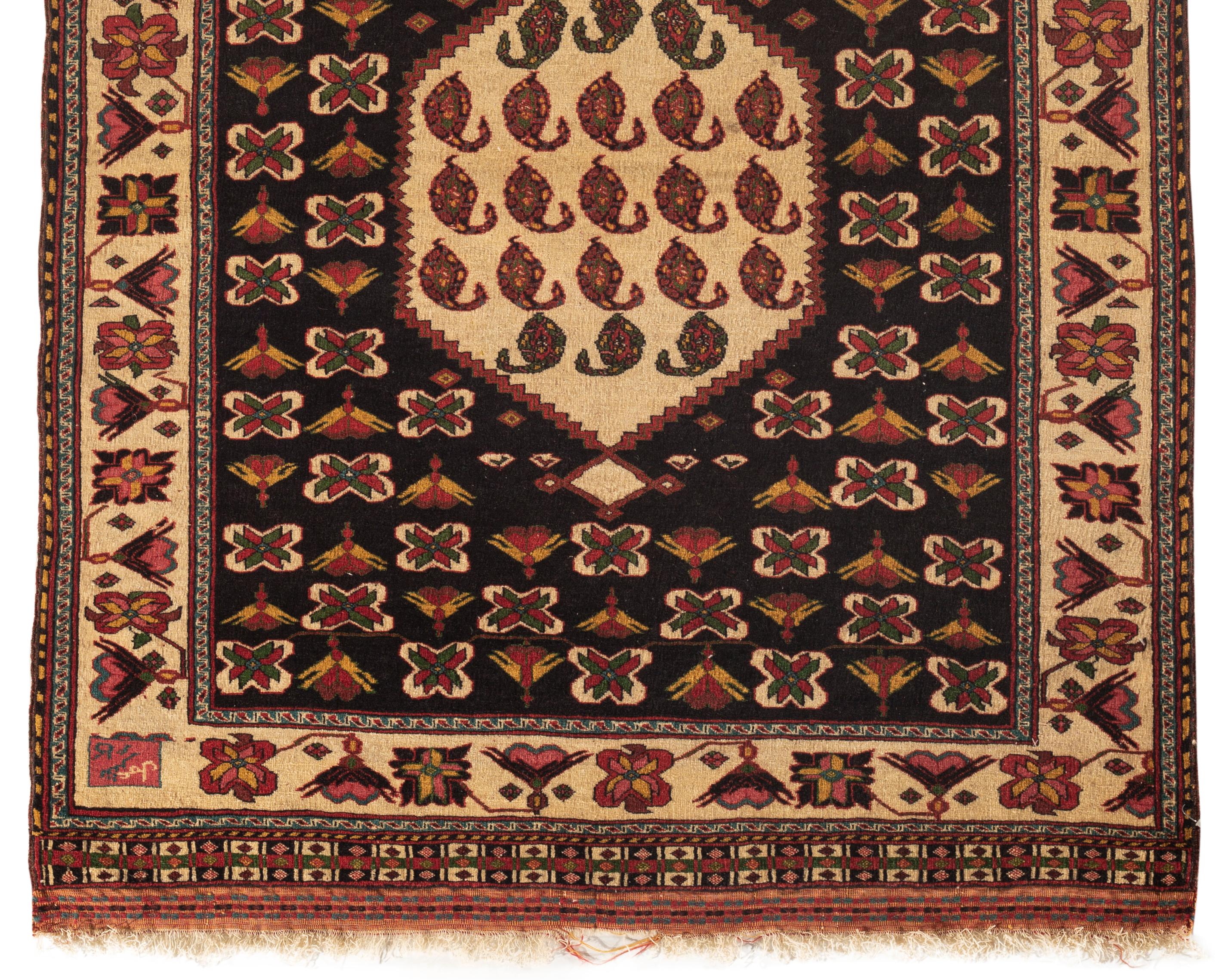 Tapis Persan Vintage Afshar. Les tapis Afshar sont des motifs tribaux et proviennent de la tribu Afshar basée principalement dans la région d'Azerbaïdjan en Perse. Ils sont normalement de petite taille (3-4 pieds x 5-7 pieds) et il est très rare de