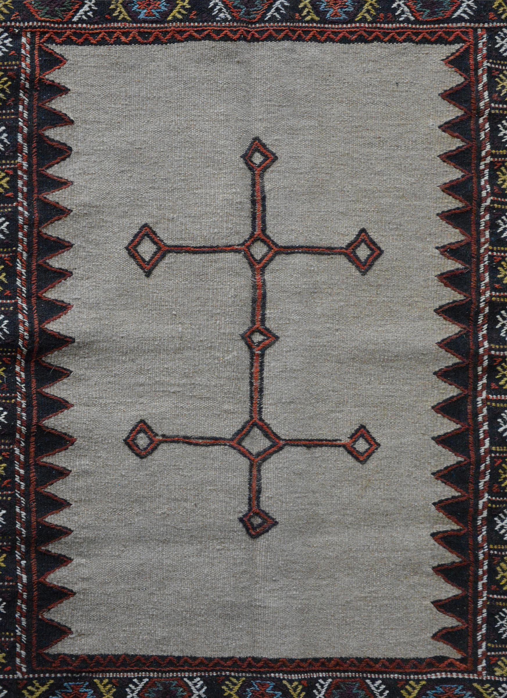 Eine wunderbare Vintage persischen Afshar Sofreh Teppich mit einem einfachen geometrischen gemusterten Medaillon auf einem soliden grauen Feld gewebt und von einem schönen geometrischen gemusterten Grenze in leuchtend karminrot, gold, teal und