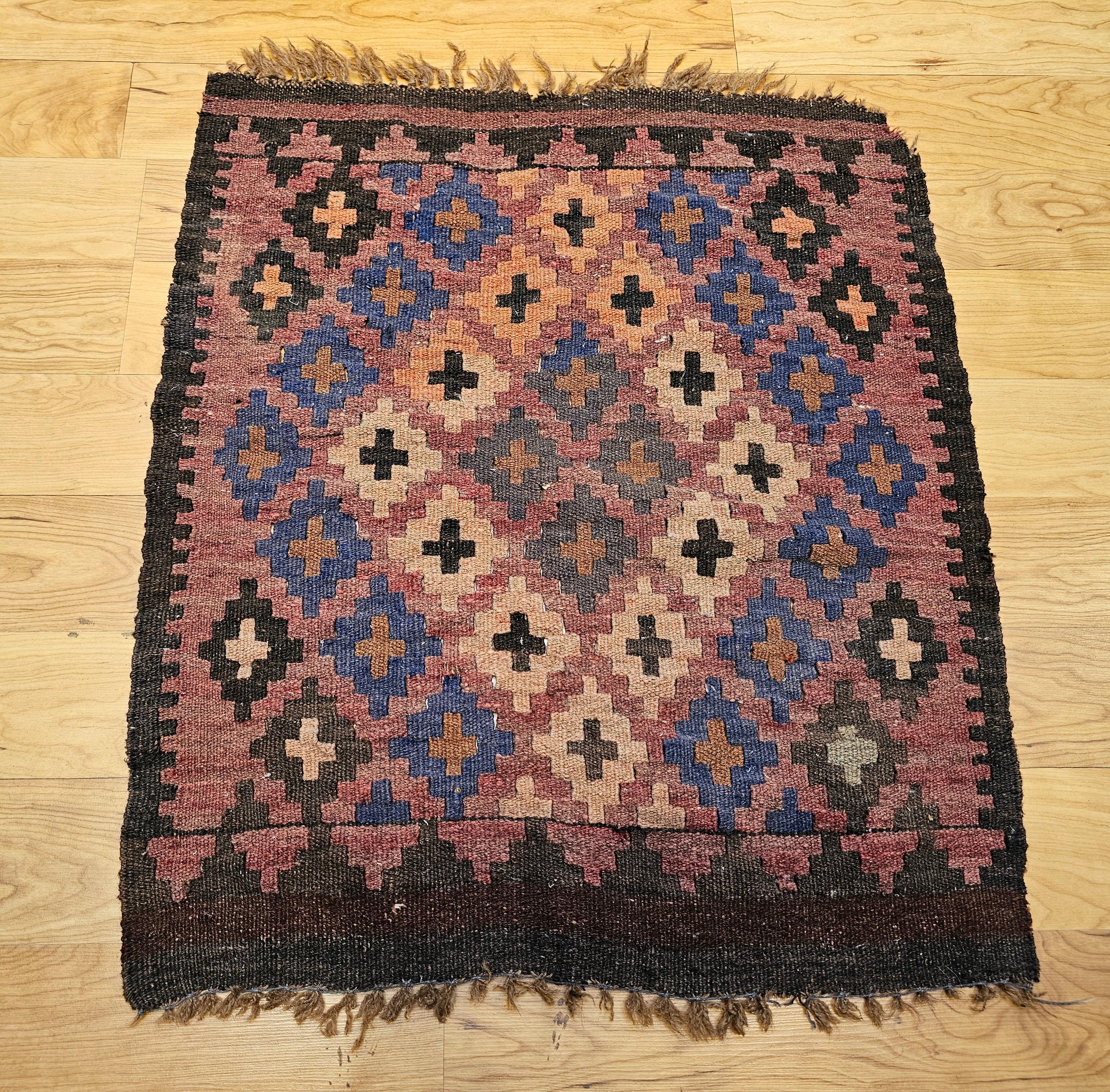  Anfang des 20. Jahrhunderts Persischer flach gewebter Kelim Afshar Tribal Bagface.  Es hat ein geometrisches Muster in roten, blauen und braunen Farben.   Ein wunderbares Beispiel für nomadische Wandkunst. 
Die Dorf- und Stammeswebteppiche Bagface