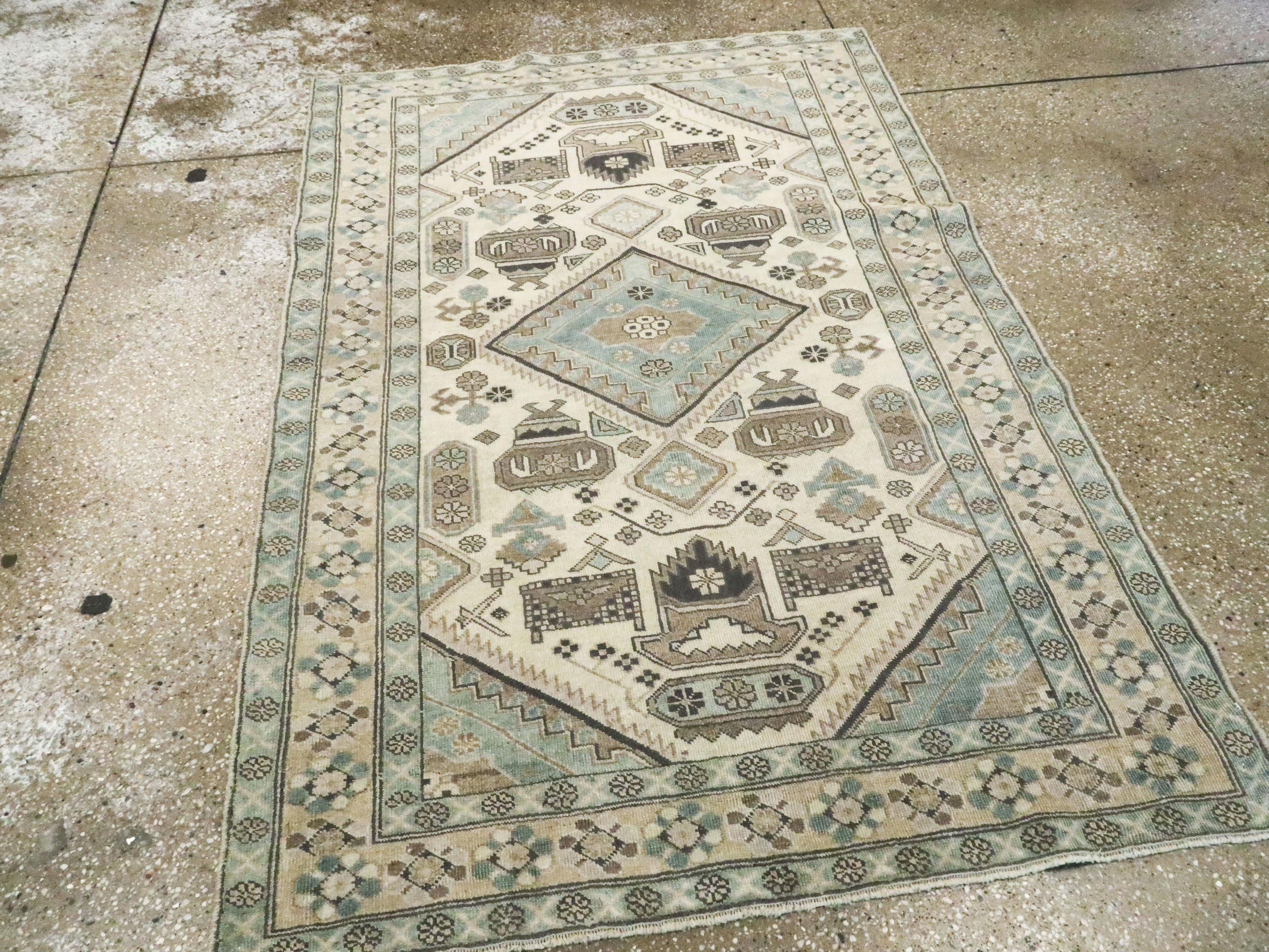Vintage Persisch Ardebil Teppich im Zustand „Hervorragend“ im Angebot in New York, NY