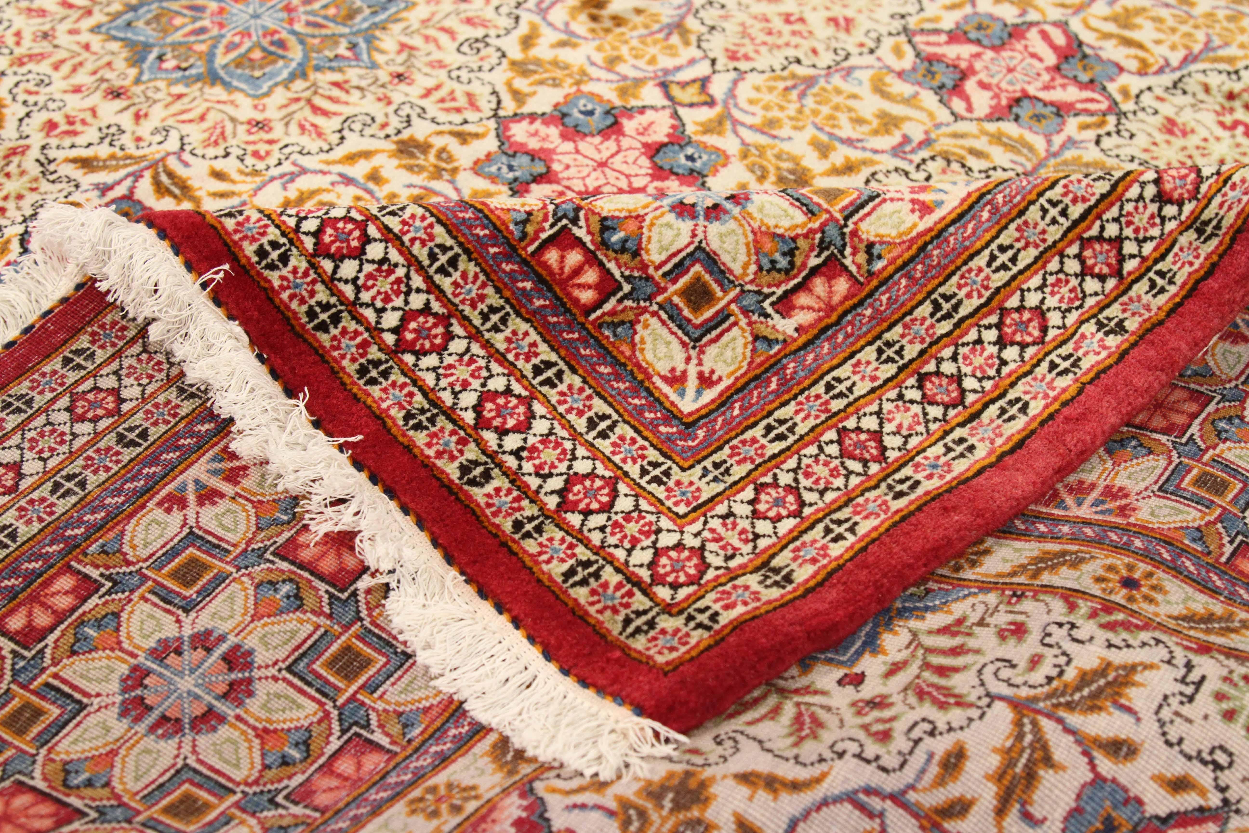Vintage Persian Area Rug Kashan Design In Excellent Condition For Sale In Dallas, TX
