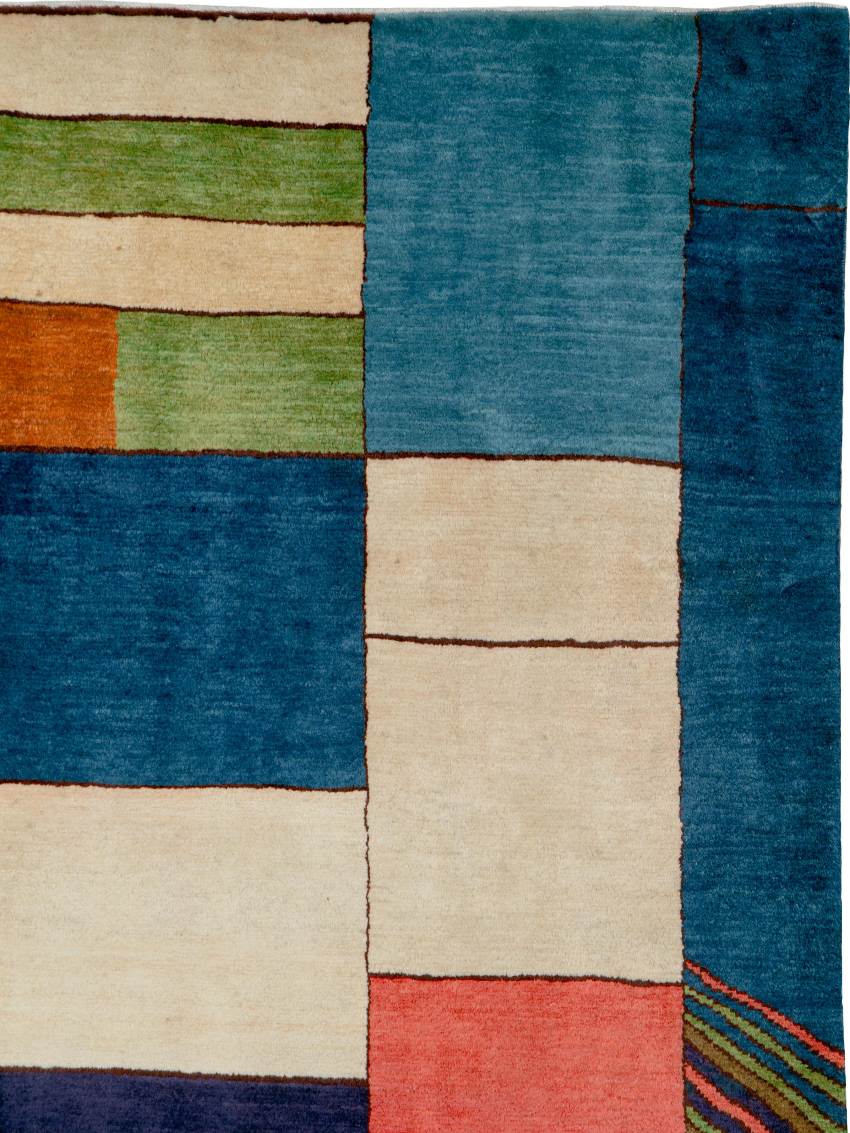 Handgefertigter persischer Art-Déco-Teppich aus der Mitte des Jahrhunderts, inspiriert von Edward McKnight Kauffer (Persisch) im Angebot
