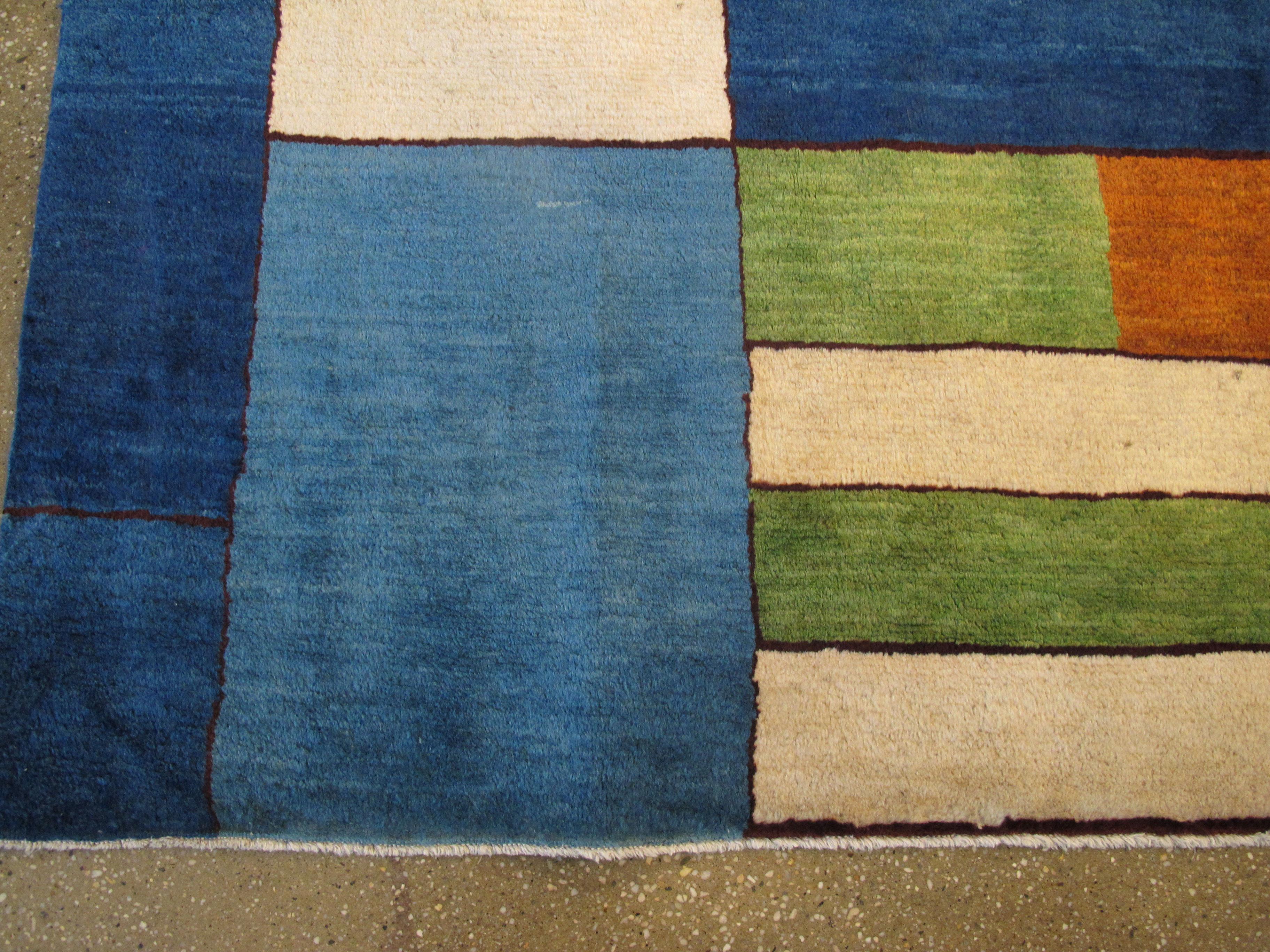 Handgefertigter persischer Art-Déco-Teppich aus der Mitte des Jahrhunderts, inspiriert von Edward McKnight Kauffer (Handgeknüpft) im Angebot