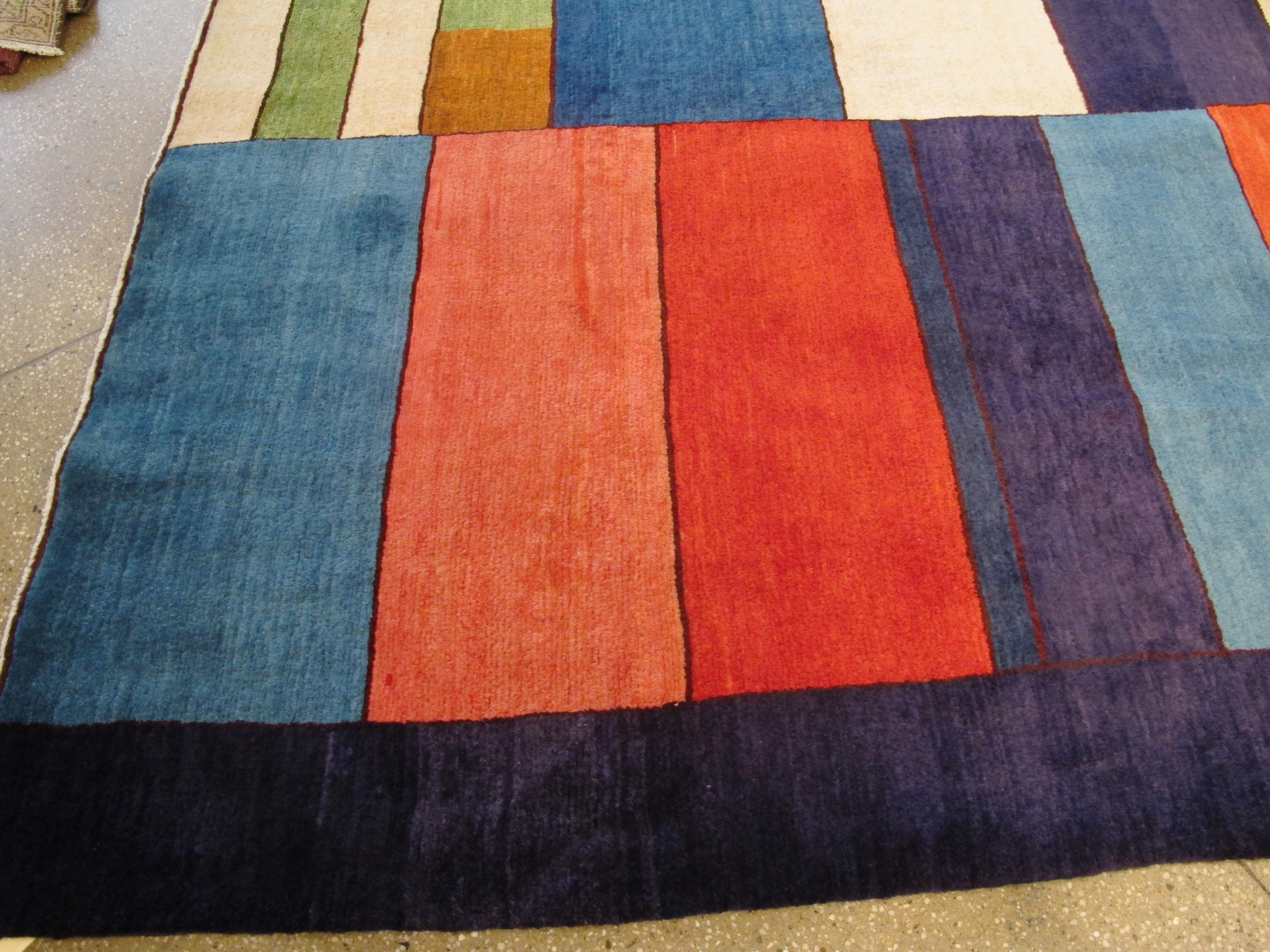 Handgefertigter persischer Art-Déco-Teppich aus der Mitte des Jahrhunderts, inspiriert von Edward McKnight Kauffer im Zustand „Hervorragend“ im Angebot in New York, NY