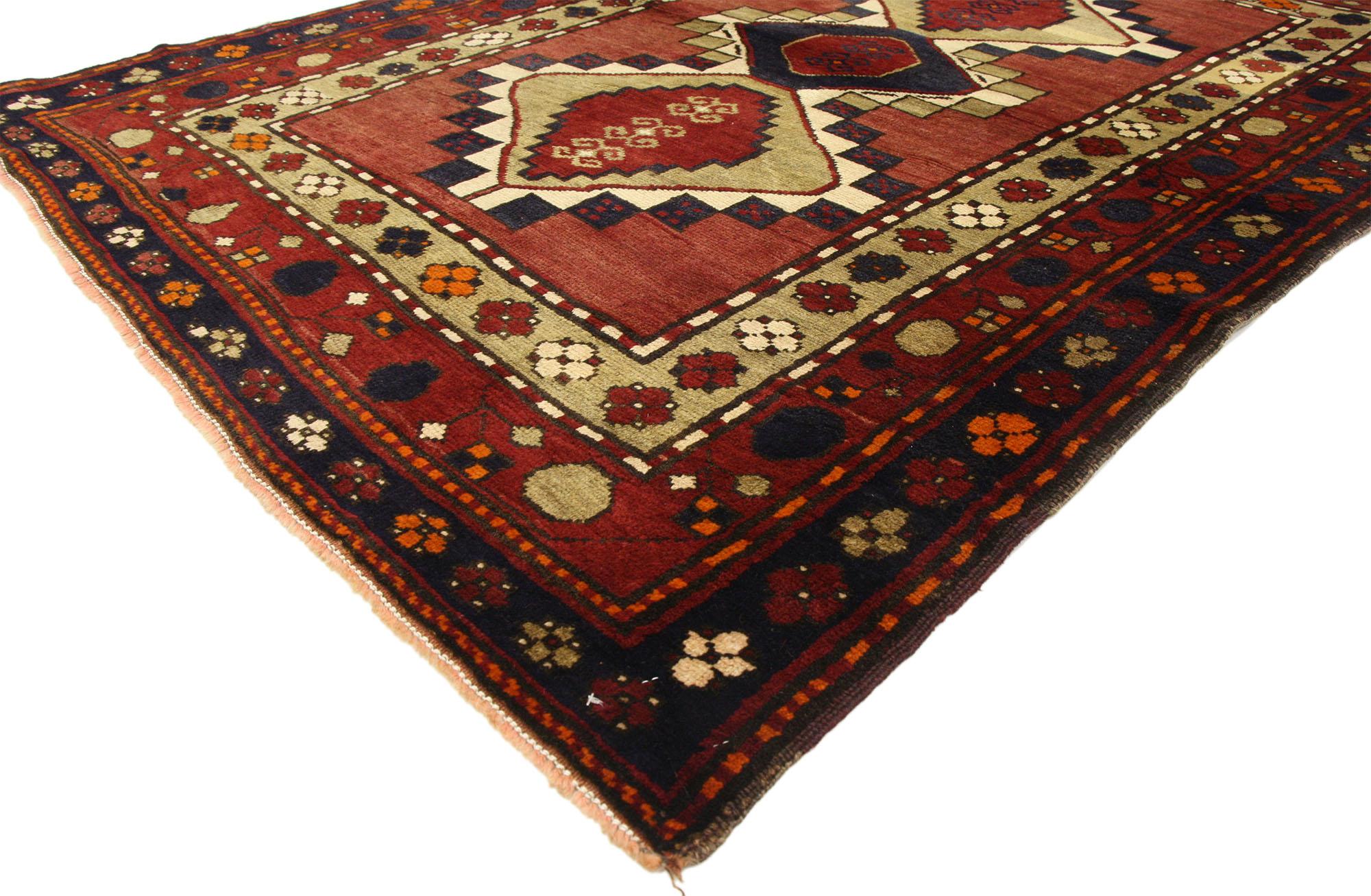 75646 Vintage Persian Azerbaijan Rug, 04'08 x 06'03. Eine warme Umarmung aus Stammeskunst und satten Herbsttönen. Dieser handgeknüpfte Teppich aus persischer Wolle im Vintage-Stil aus Aserbaidschan strahlt einen zeitlosen Charme aus, der mühelos die