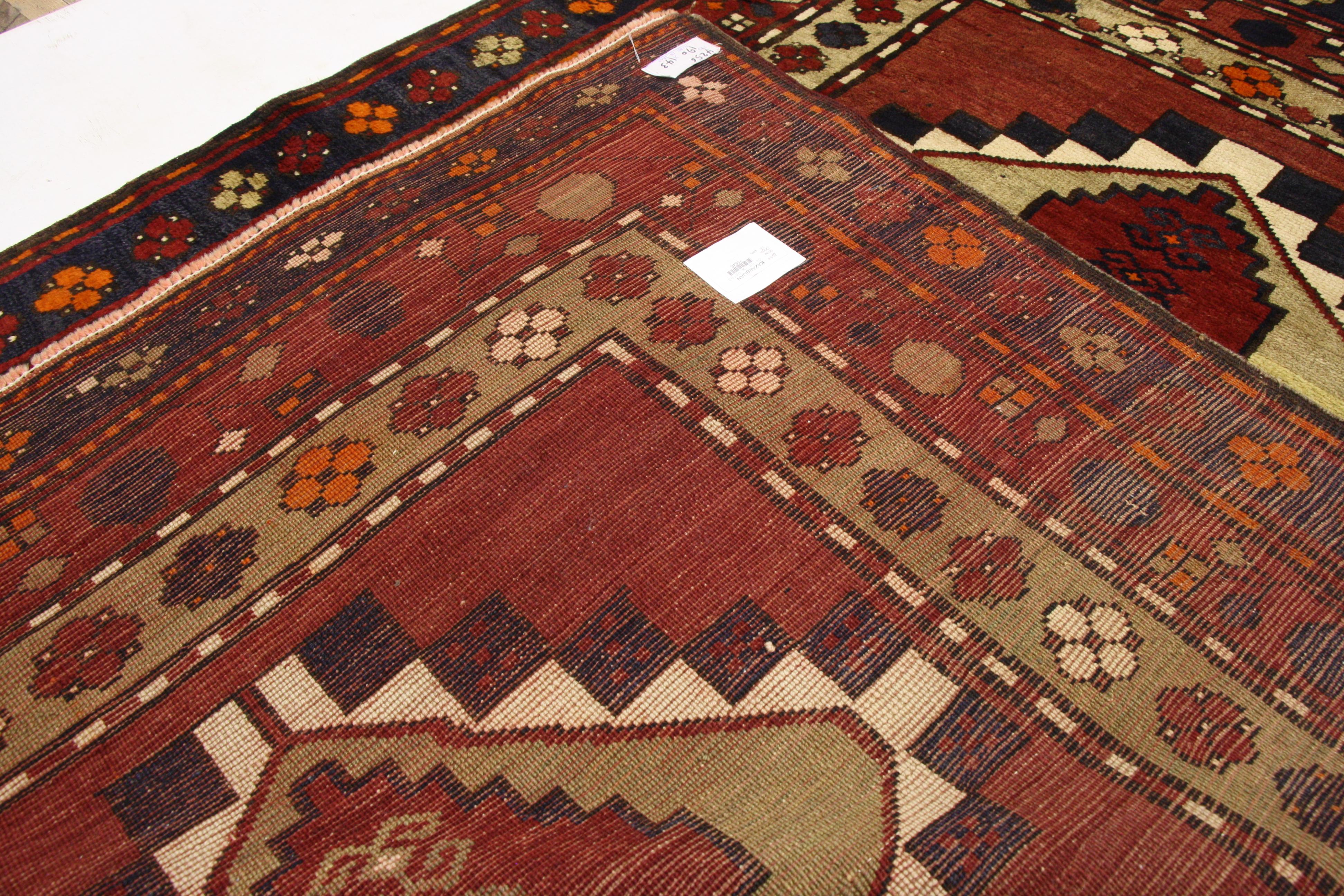 Persischer Aserbaidschan-Teppich aus den 1940er Jahren mit Tribal-Stil im Zustand „Gut“ im Angebot in Dallas, TX