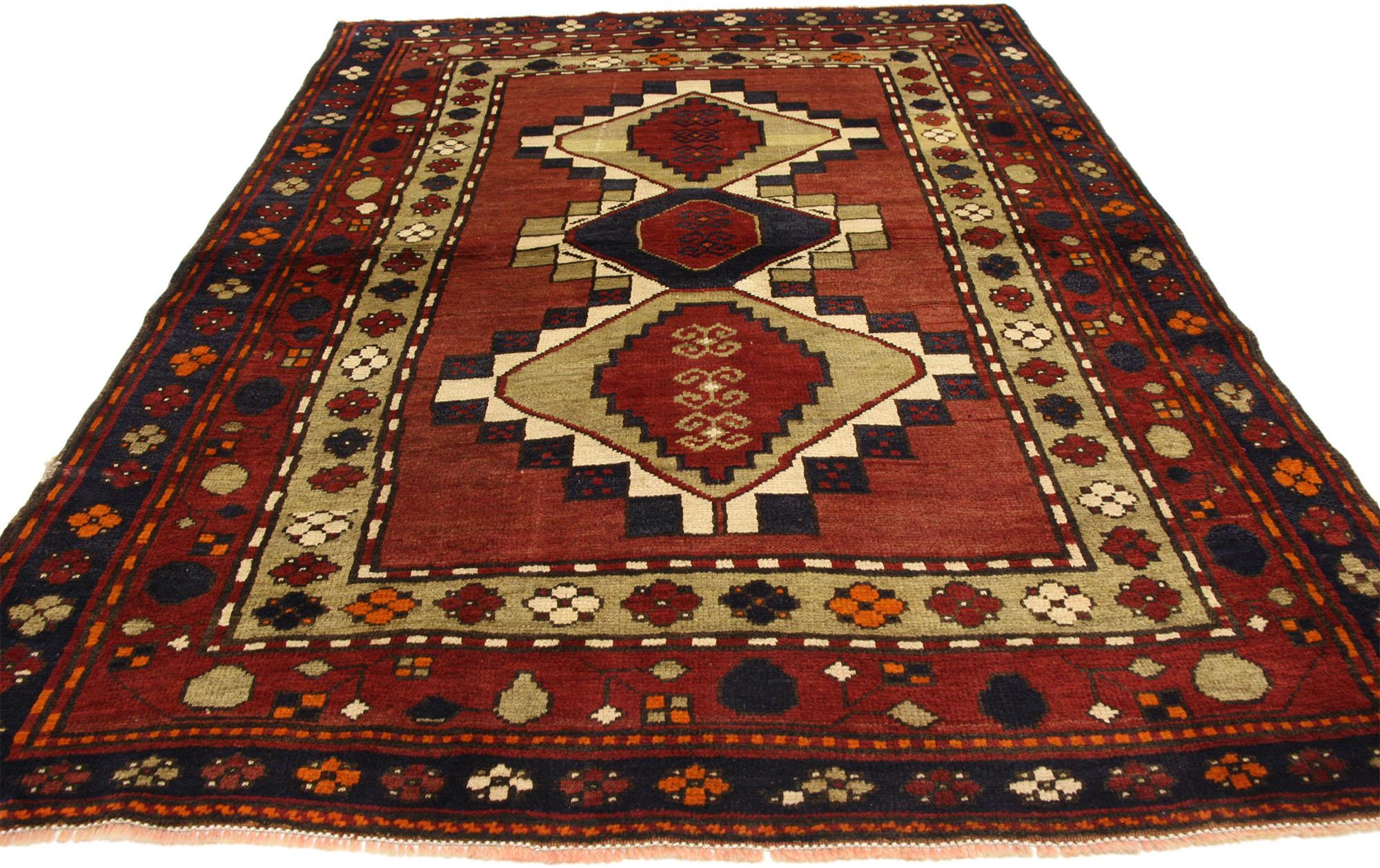 Persischer Aserbaidschan-Teppich aus den 1940er Jahren mit Tribal-Stil (Stammeskunst) im Angebot