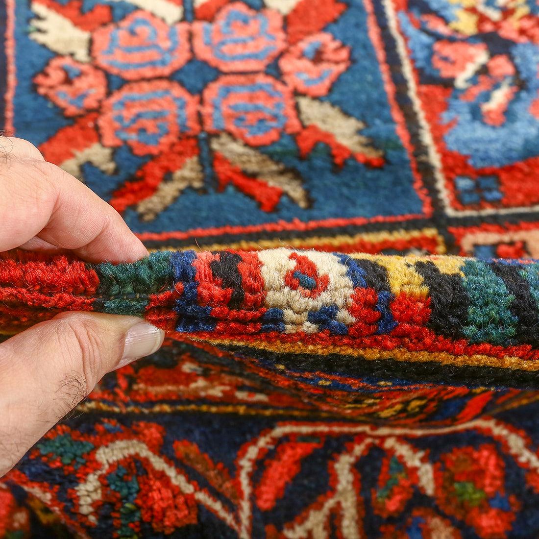 Bachtiari-Teppiche sind eine Art Perserteppich aus dem Südwesten des Iran, der für seine komplizierten Muster, leuchtenden Farben und hochwertige Handwerkskunst bekannt ist. Diese Teppiche weisen häufig florale, geometrische und Medaillon-Motive