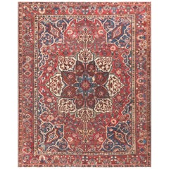 Antiquité Perse Fine Bakhtiari Rouge / Red Rug, circa 1930 11'10 x 14'8